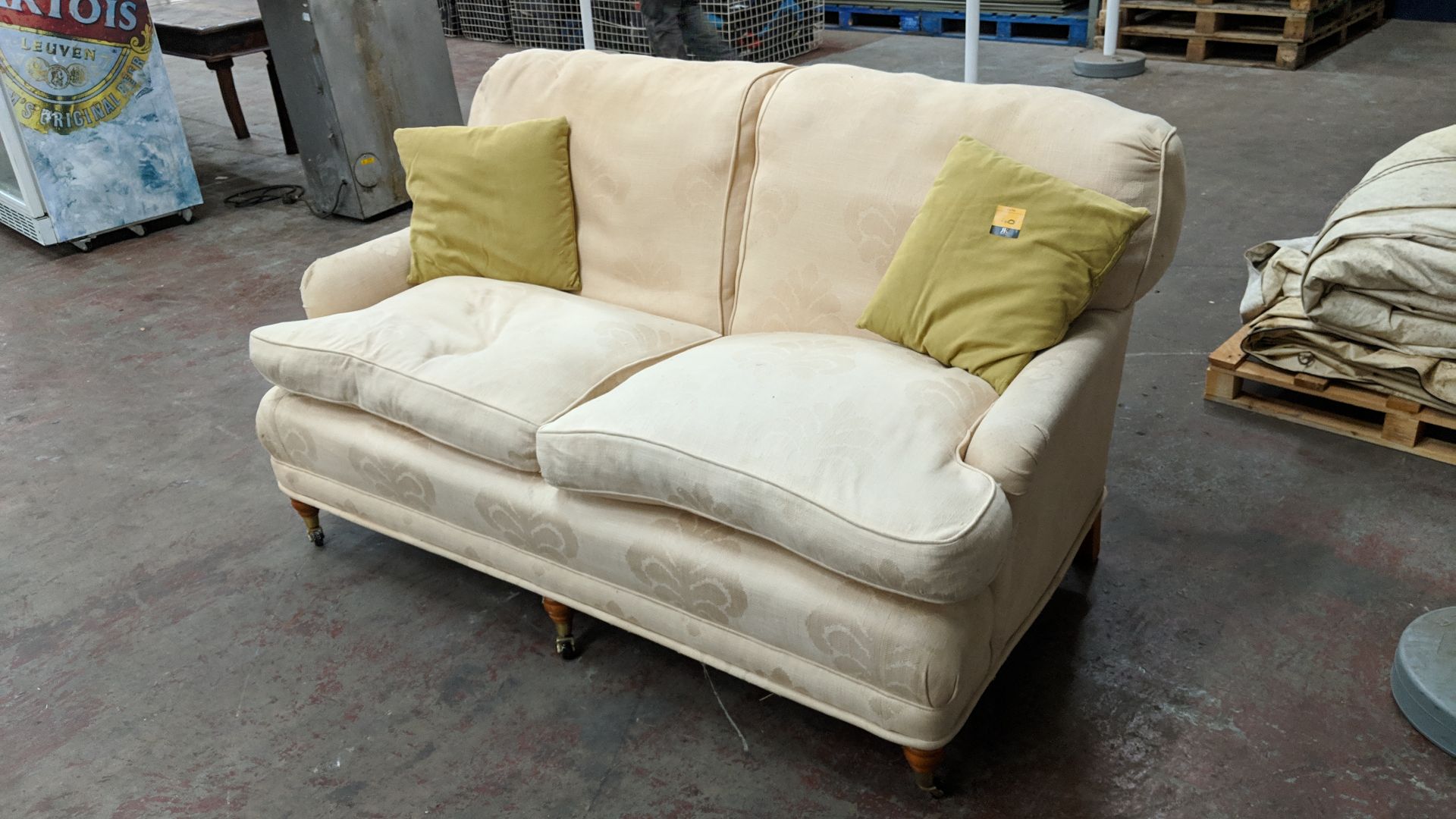 Cream patterned sofa with wooden legs & contrast colour scatter cushions IMPORTANT: Please - Image 3 of 6