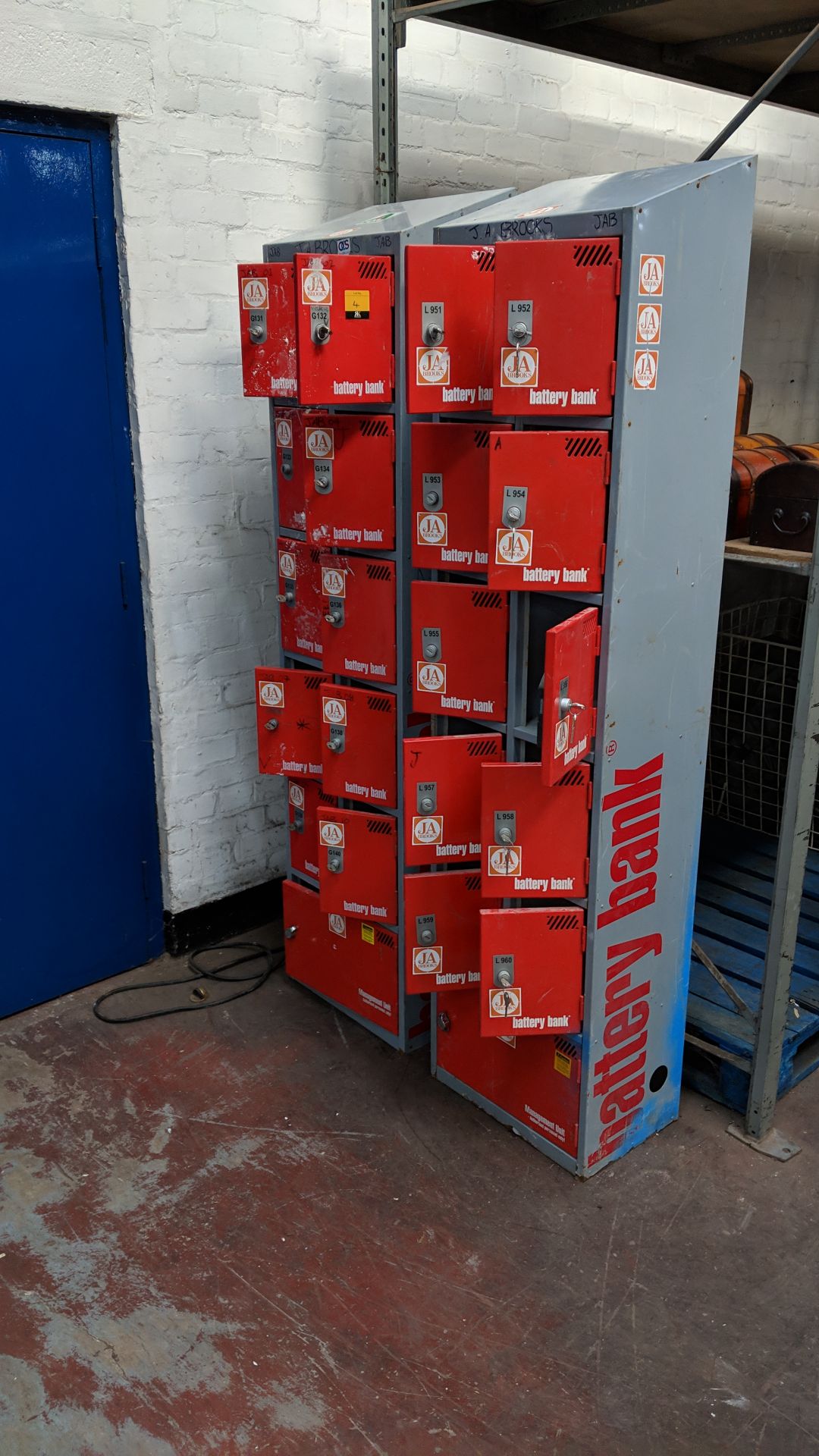 2 off battery bank lockable cubicles, each comprising a total of 12 small lockable cubicles with - Bild 5 aus 7