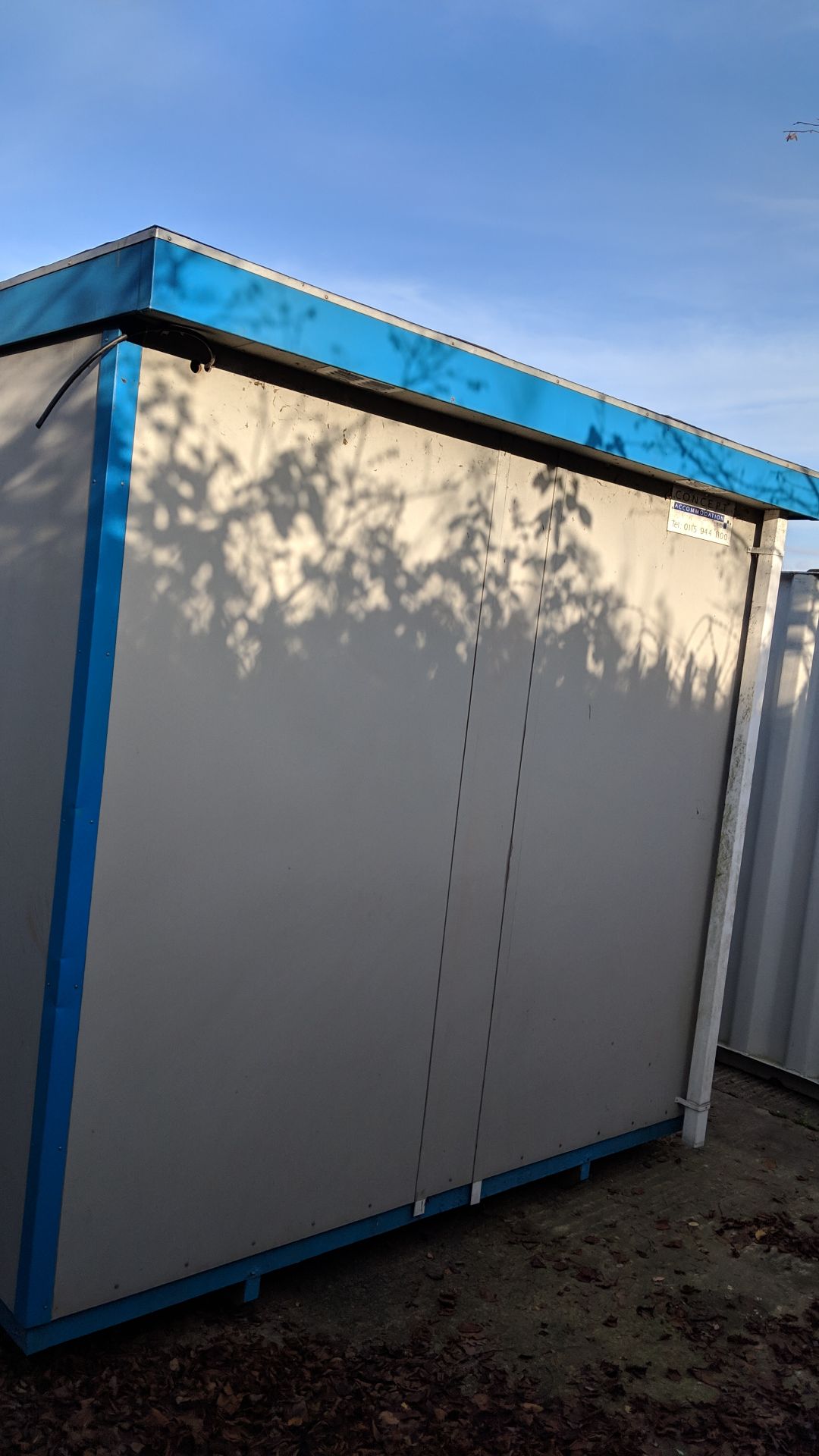 Jack leg cabin, last used as an office, with toilet & small kitchen section in partitioned area at - Image 8 of 20