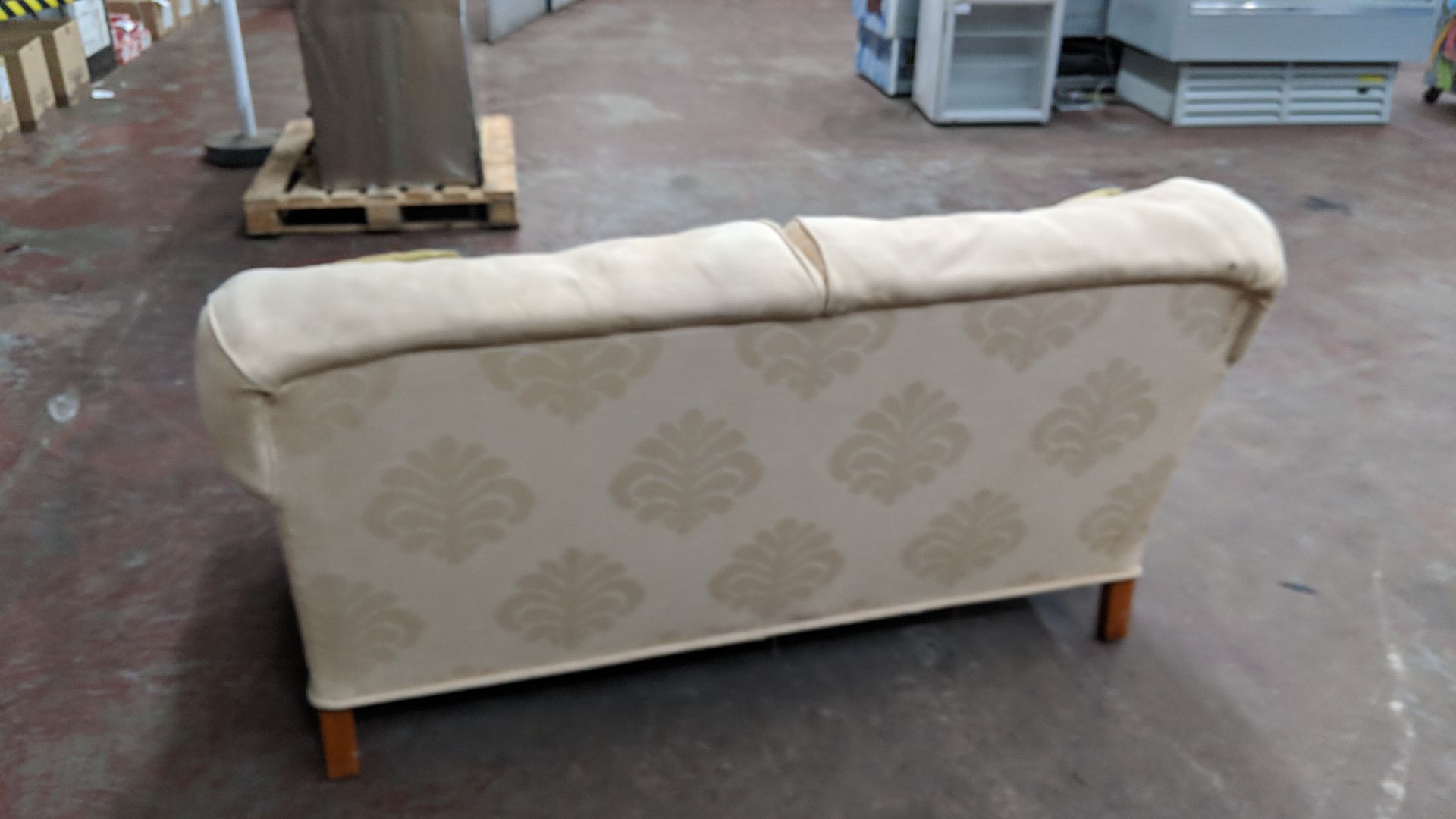 Cream patterned sofa with wooden legs & contrast colour scatter cushions IMPORTANT: Please - Image 5 of 6