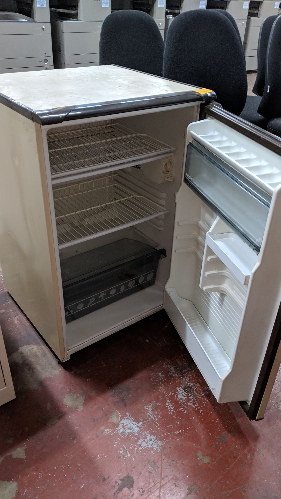 Hotpoint Iced Diamond under counter fridge IMPORTANT: Please remember goods successfully bid upon - Image 6 of 9