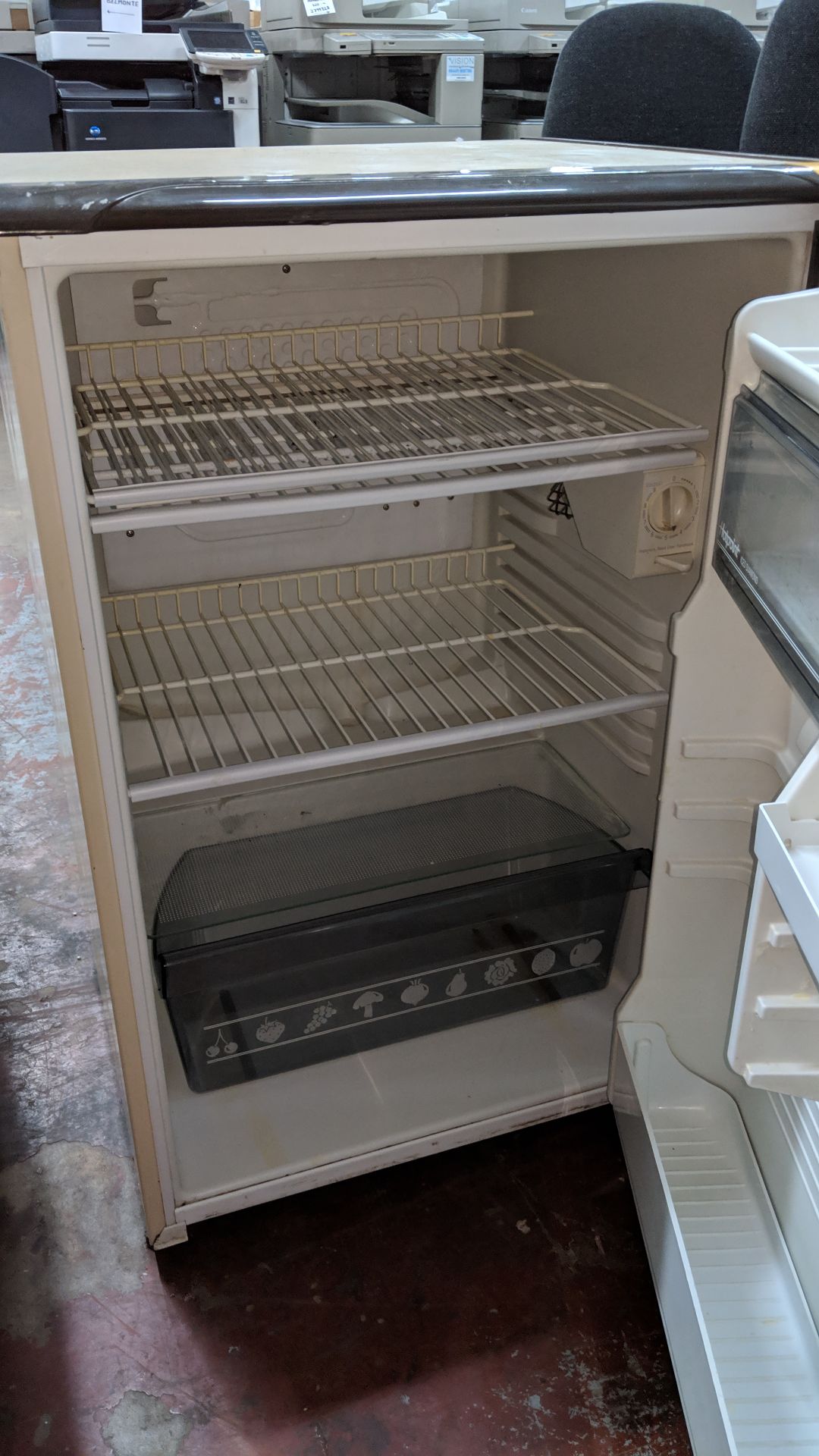 Hotpoint Iced Diamond under counter fridge IMPORTANT: Please remember goods successfully bid upon - Image 8 of 9
