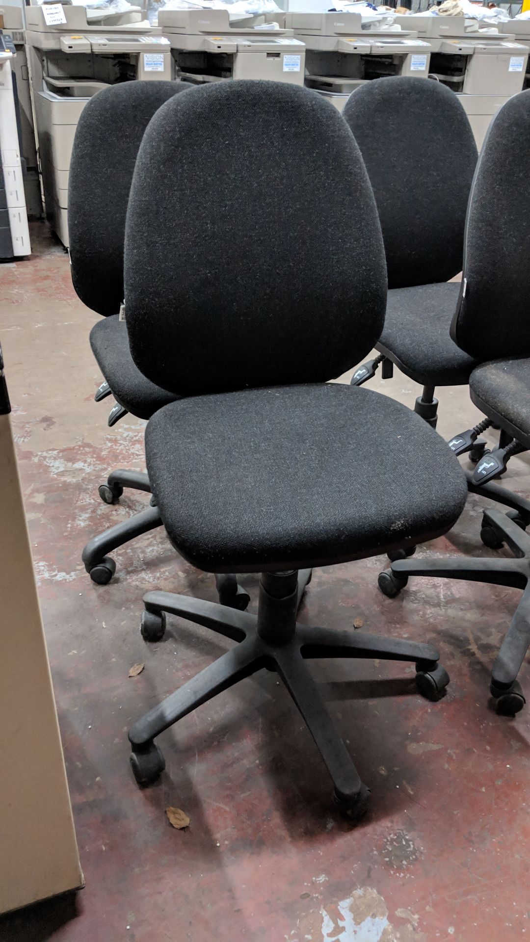 6 off dark grey tweed quality operator's chairs with multifunction hydraulic adjustments - Image 4 of 13