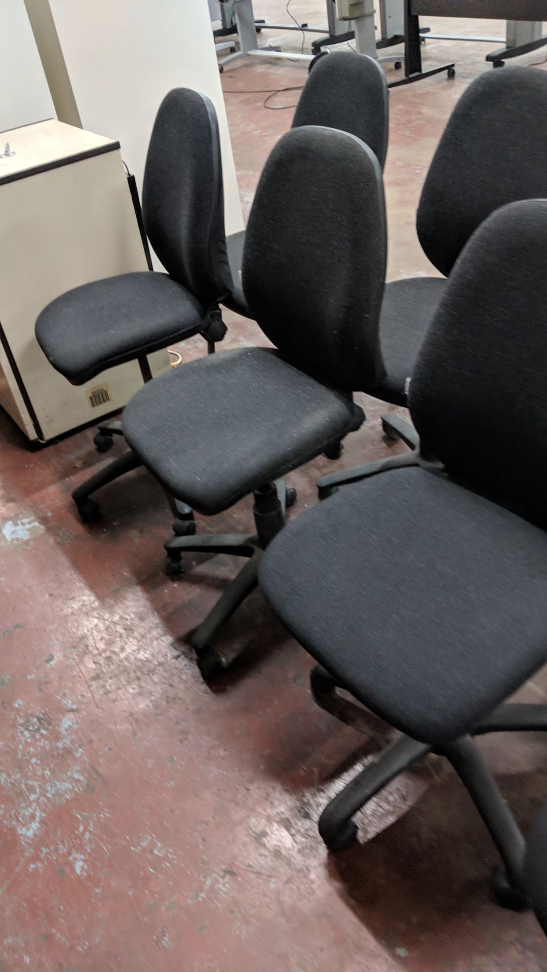 6 off dark grey tweed quality operator's chairs with multifunction hydraulic adjustments - Image 8 of 13