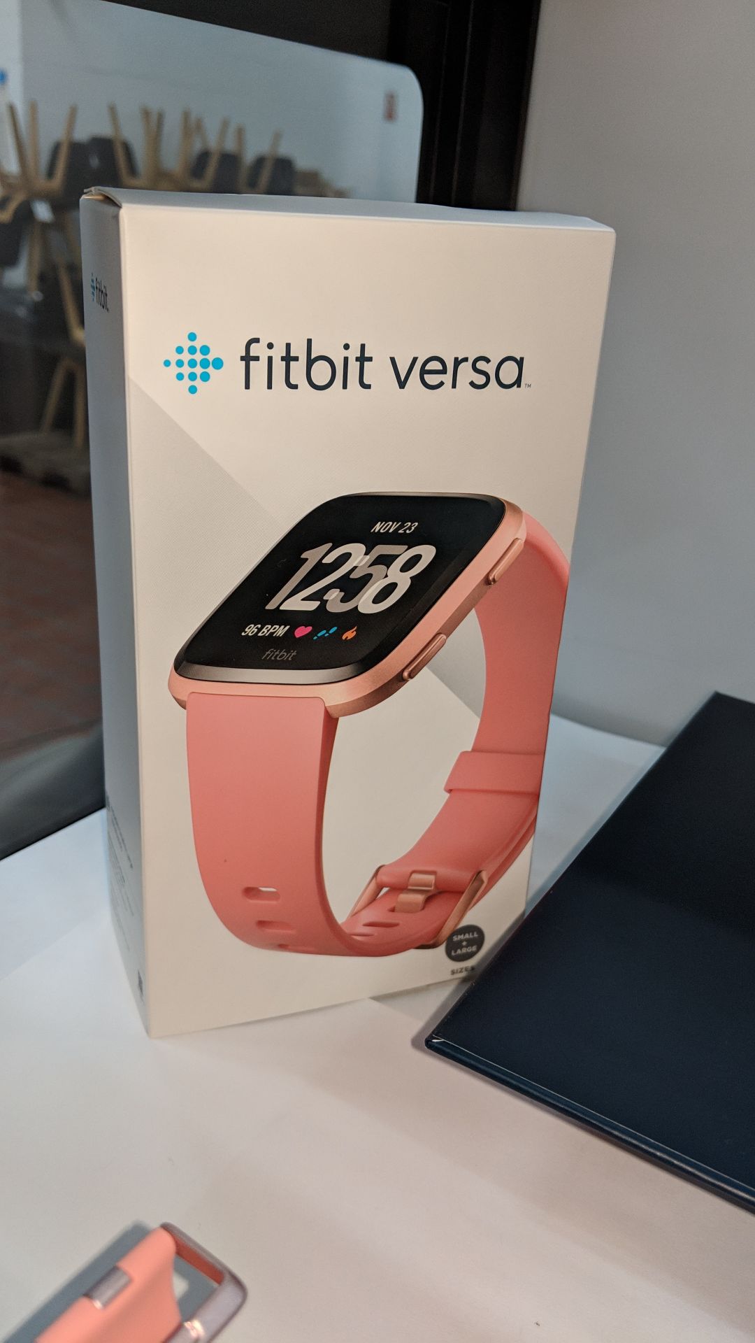 Fitbit Versa Health & Fitness Smartwatch plus assorted accessories, box, etc. This lot is exempt - Image 7 of 12