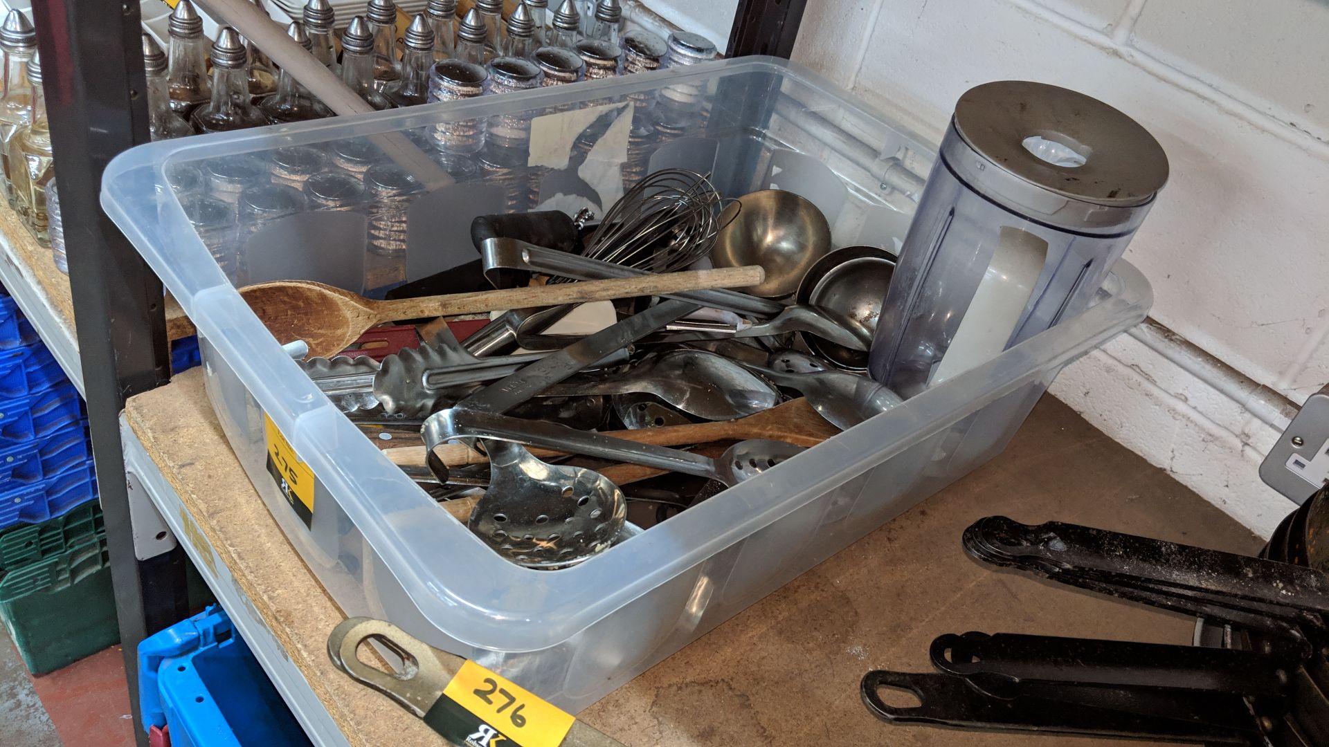 Contents of a crate of assorted ladles, spoons, ice cream scoops, peelers and other kitchen utensils - Bild 4 aus 4