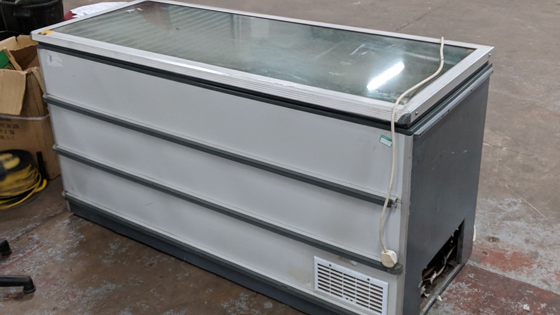 Clear topped retail display chest freezer, circa 1700mm wide IMPORTANT: Please remember goods - Image 2 of 4