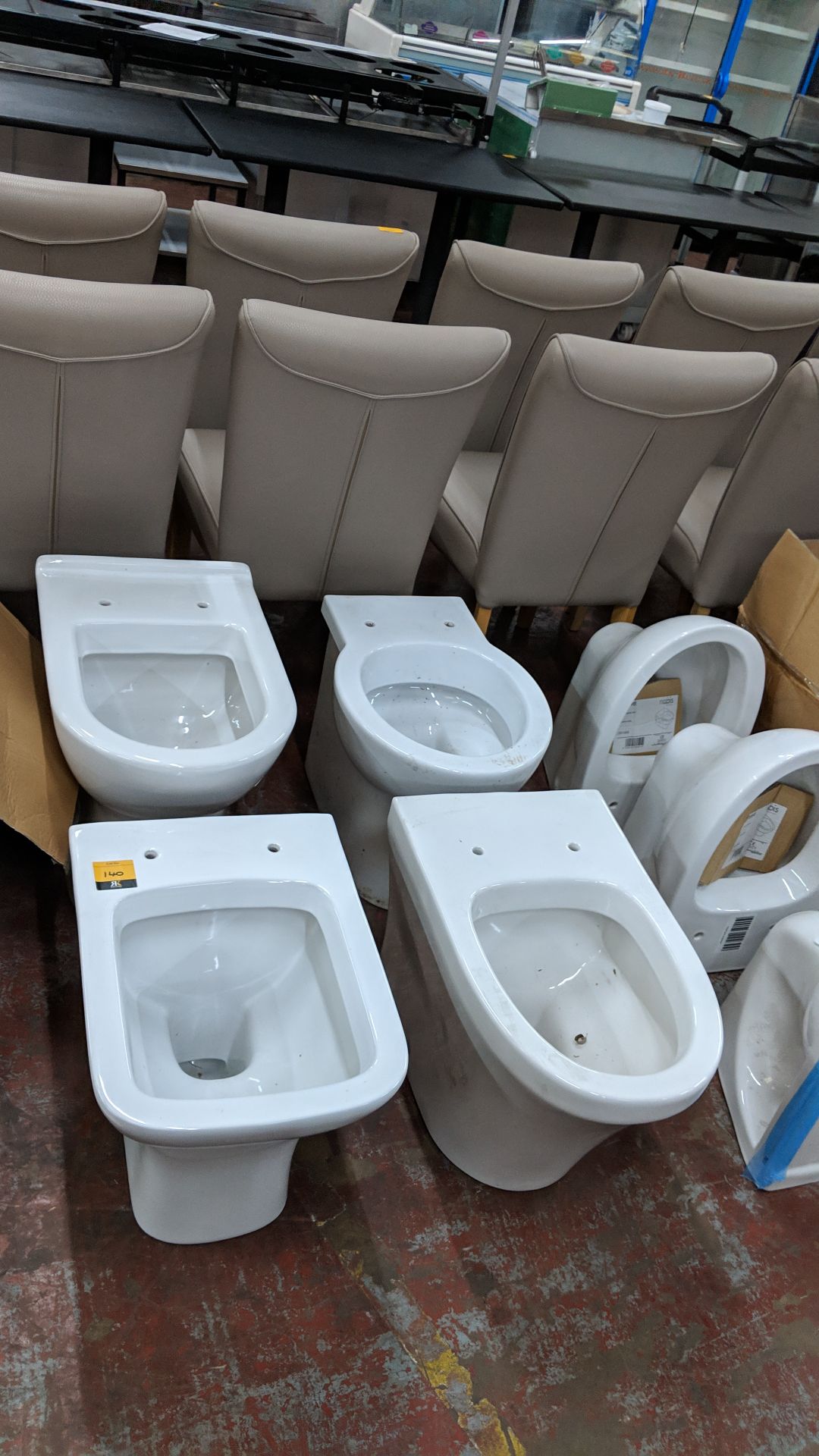 4 off assorted back-to-wall WC pans Lots 100 - 142 & 146 - 167 are being sold on behalf of a - Bild 7 aus 7
