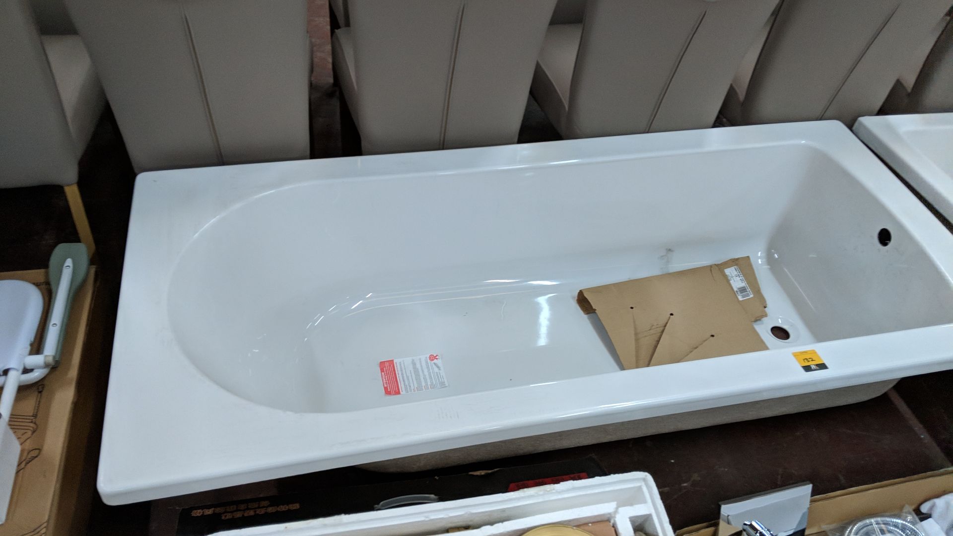 Standard single ended bath 1800x800mm NB. No legs Lots 100 - 142 & 146 - 167 are being sold on