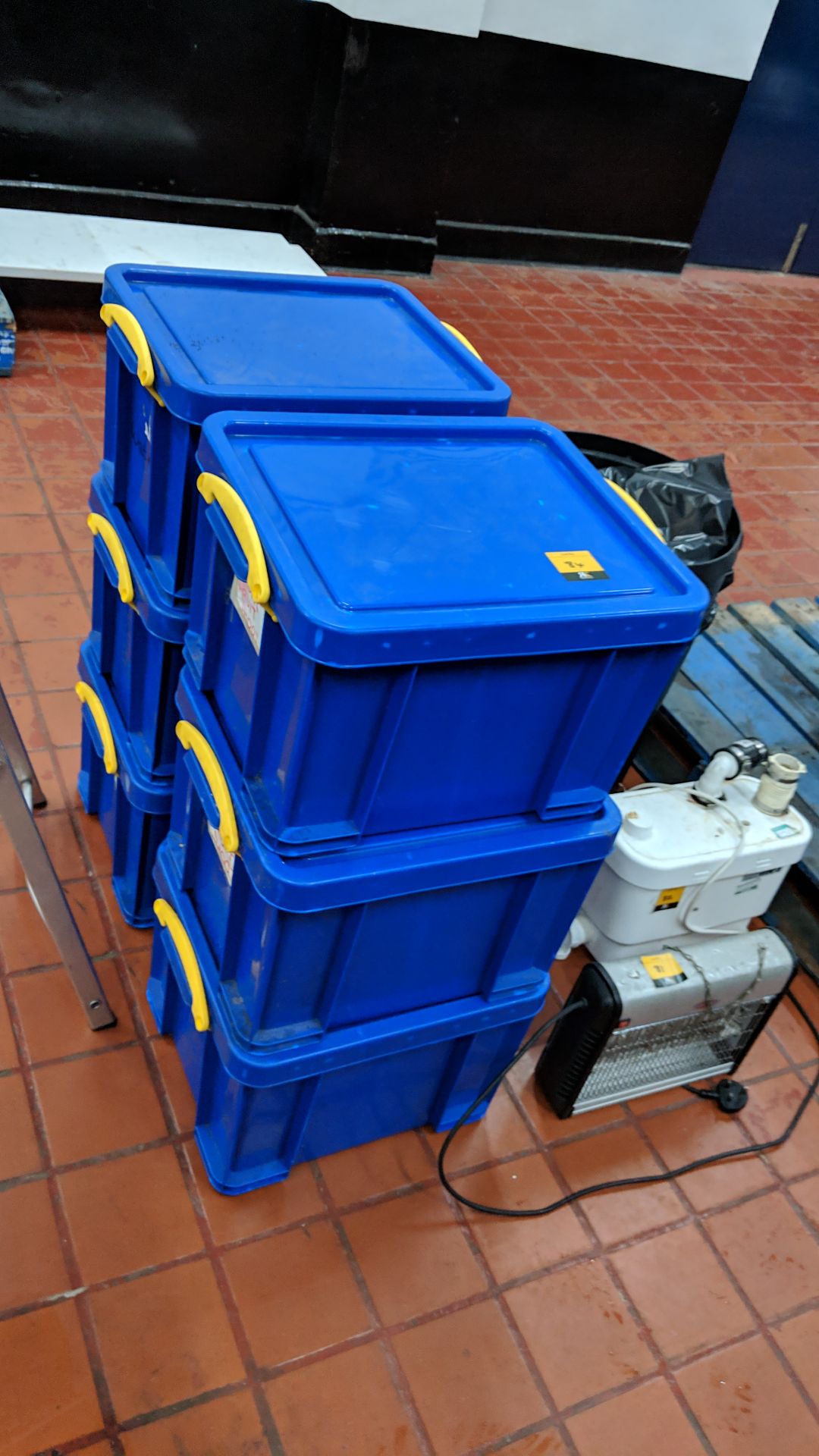 6 off stacking blue plastic storage containers with lids & handles Lots 80 - 95 & 168 - 249 - Image 4 of 5