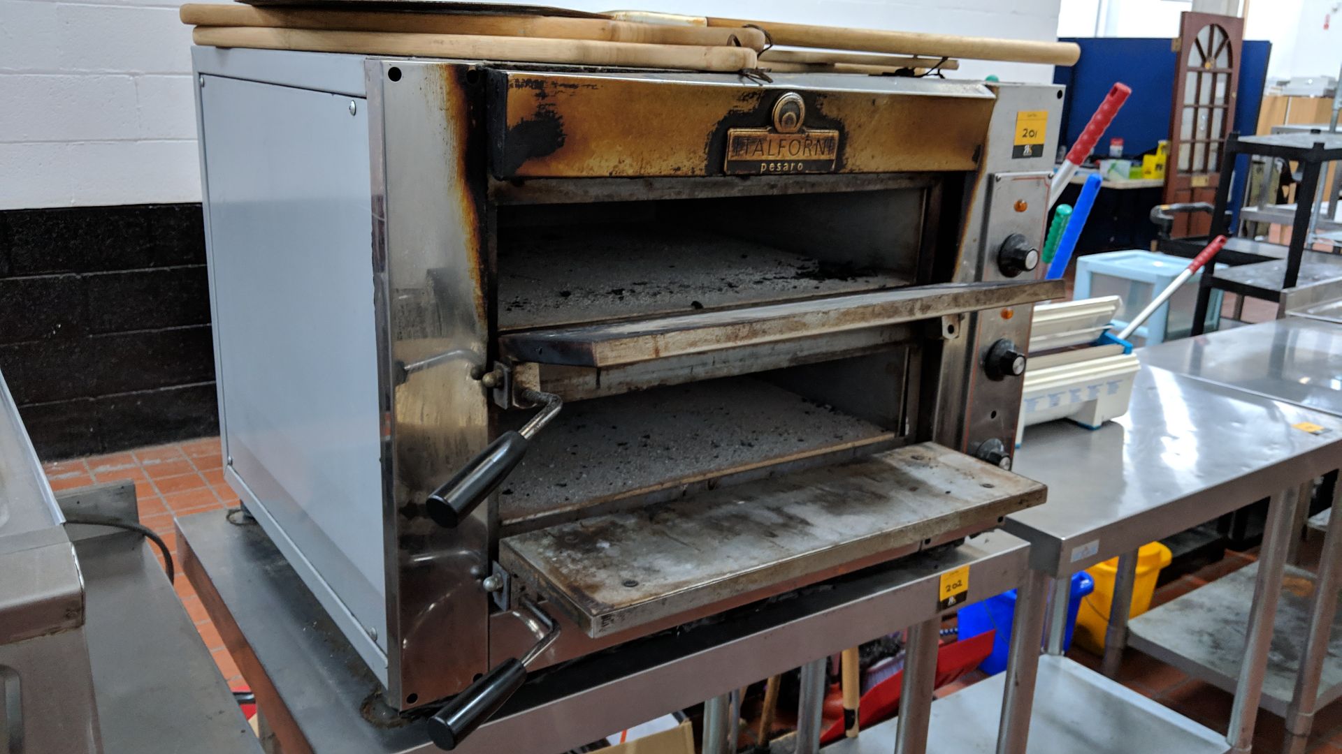 Italforni Persaro twin pizza oven including quantity of wooden paddles Lots 80 - 95 & 168 - 249 - Image 8 of 10