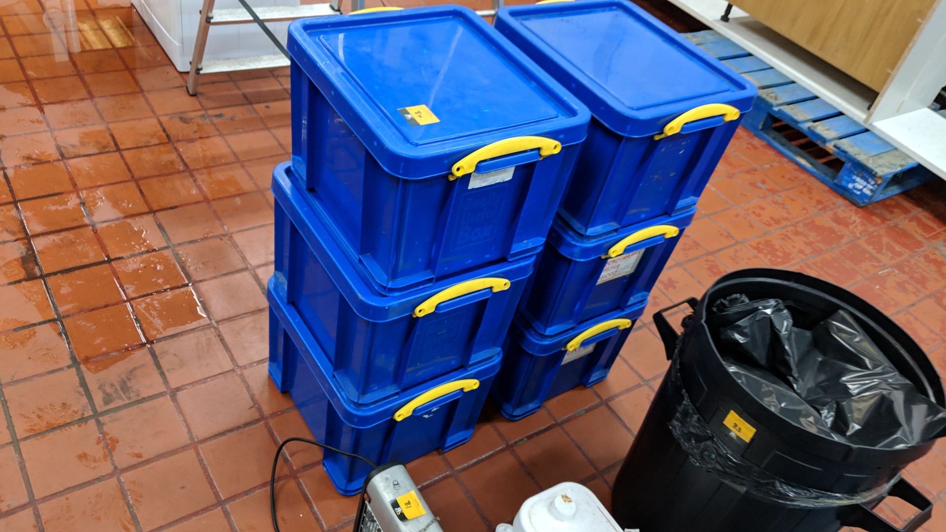 6 off stacking blue plastic storage containers with lids & handles Lots 80 - 95 & 168 - 249 - Image 3 of 5