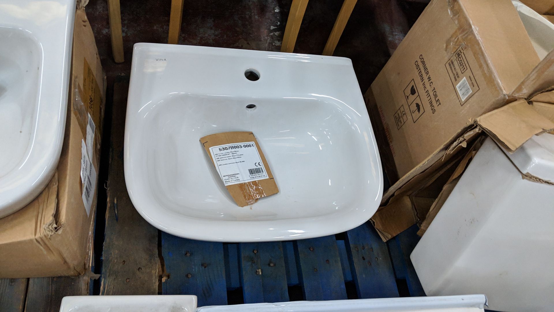 6 assorted basins and cisterns - this lot comprises the contents of a pallet - pallet excluded - Bild 4 aus 9