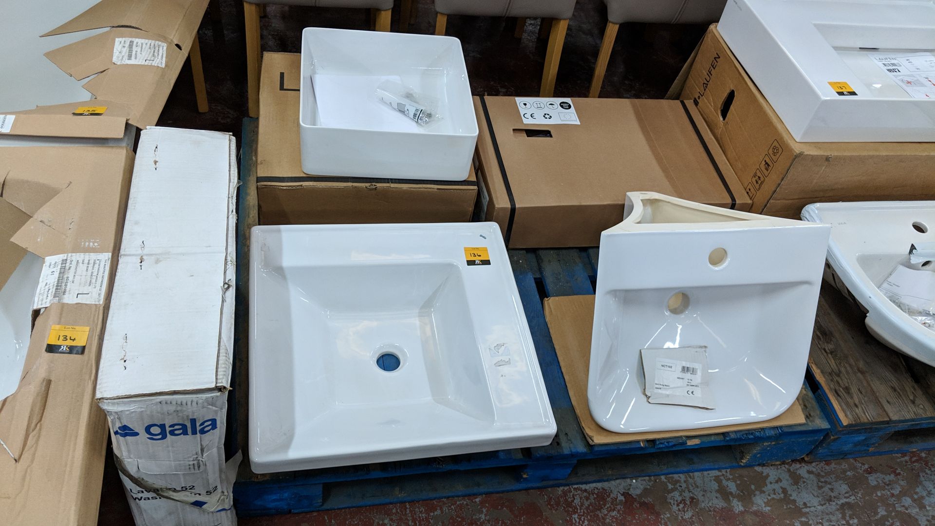 4 assorted basins by Gala, Laufen and others Lots 100 - 142 & 146 - 167 are being sold on behalf - Bild 2 aus 7