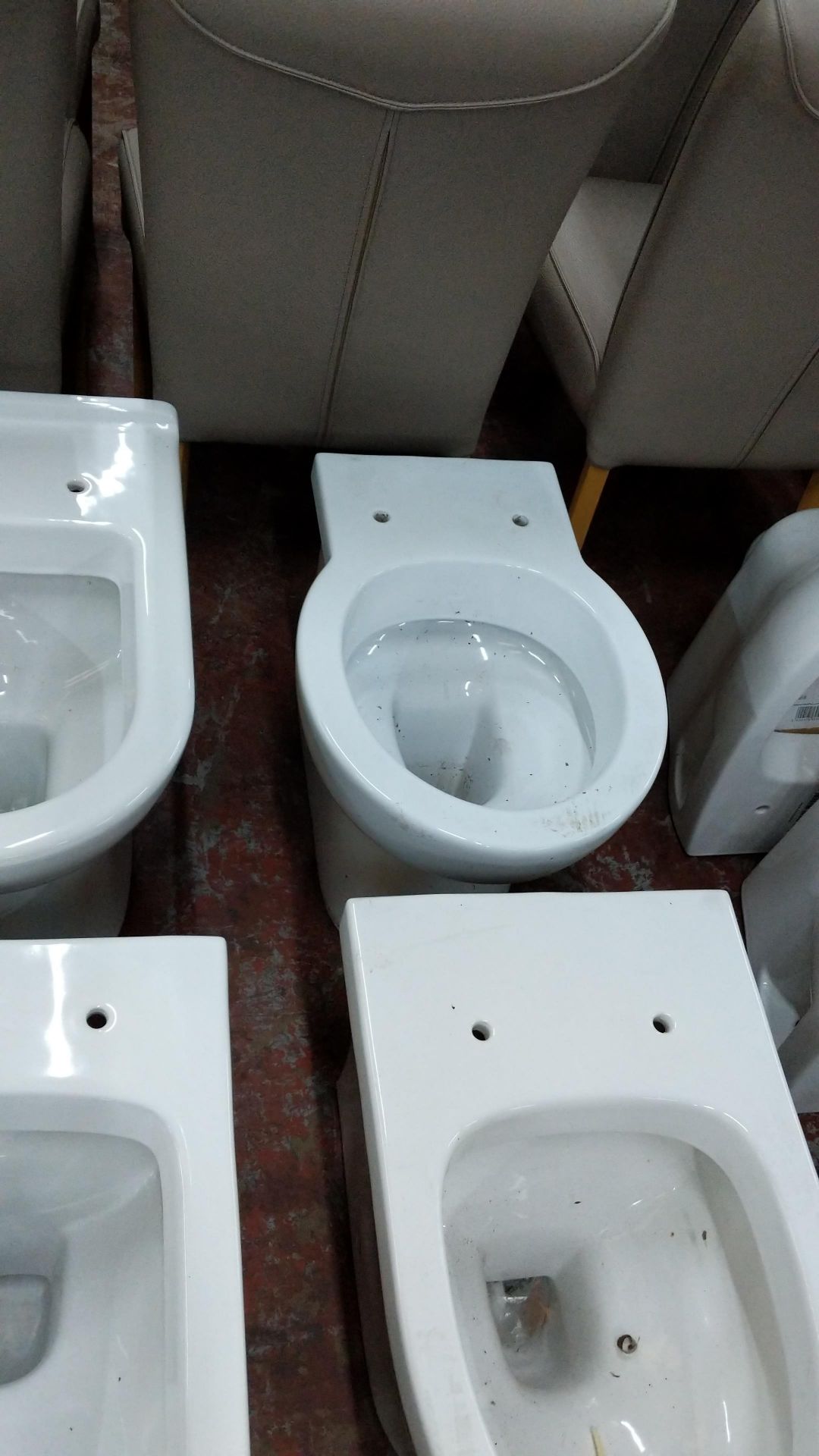 4 off assorted back-to-wall WC pans Lots 100 - 142 & 146 - 167 are being sold on behalf of a - Bild 6 aus 7
