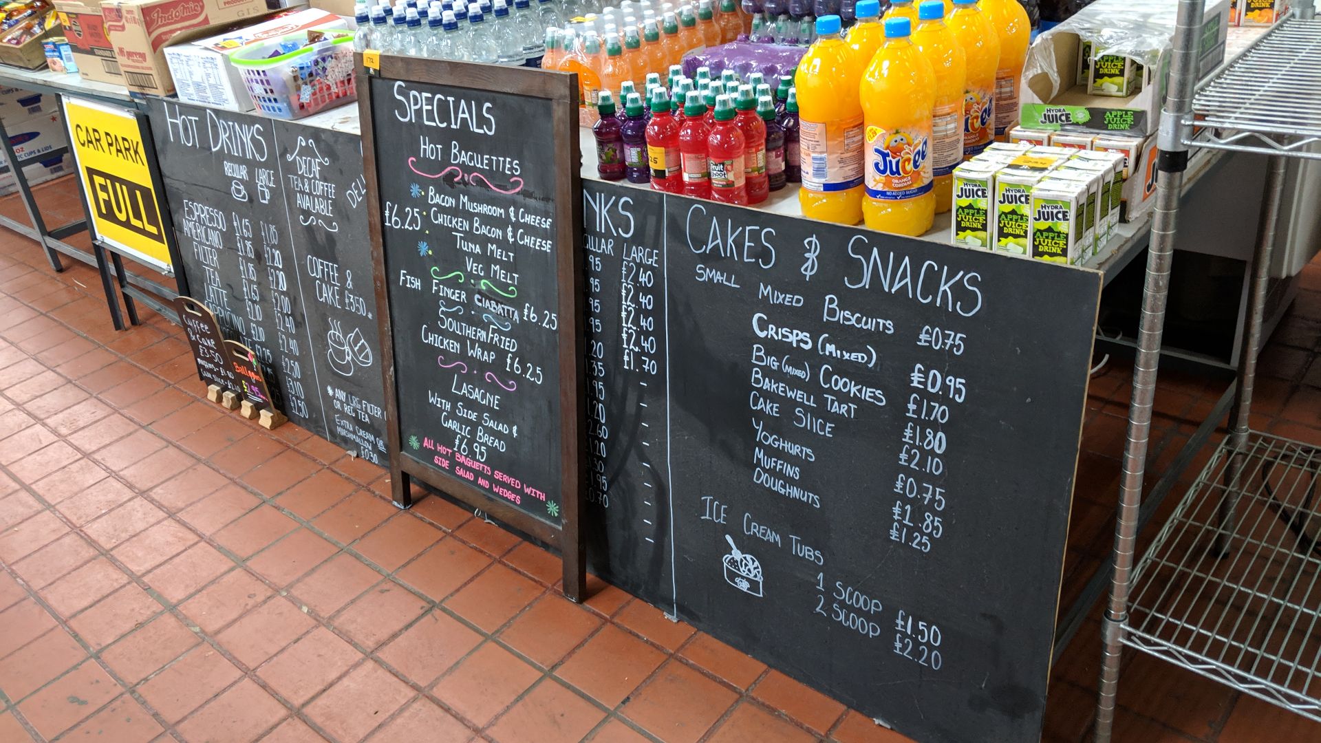 Mixed lot of chalkboards & signs from small to large including table top - 5 items in total Lots - Image 2 of 7