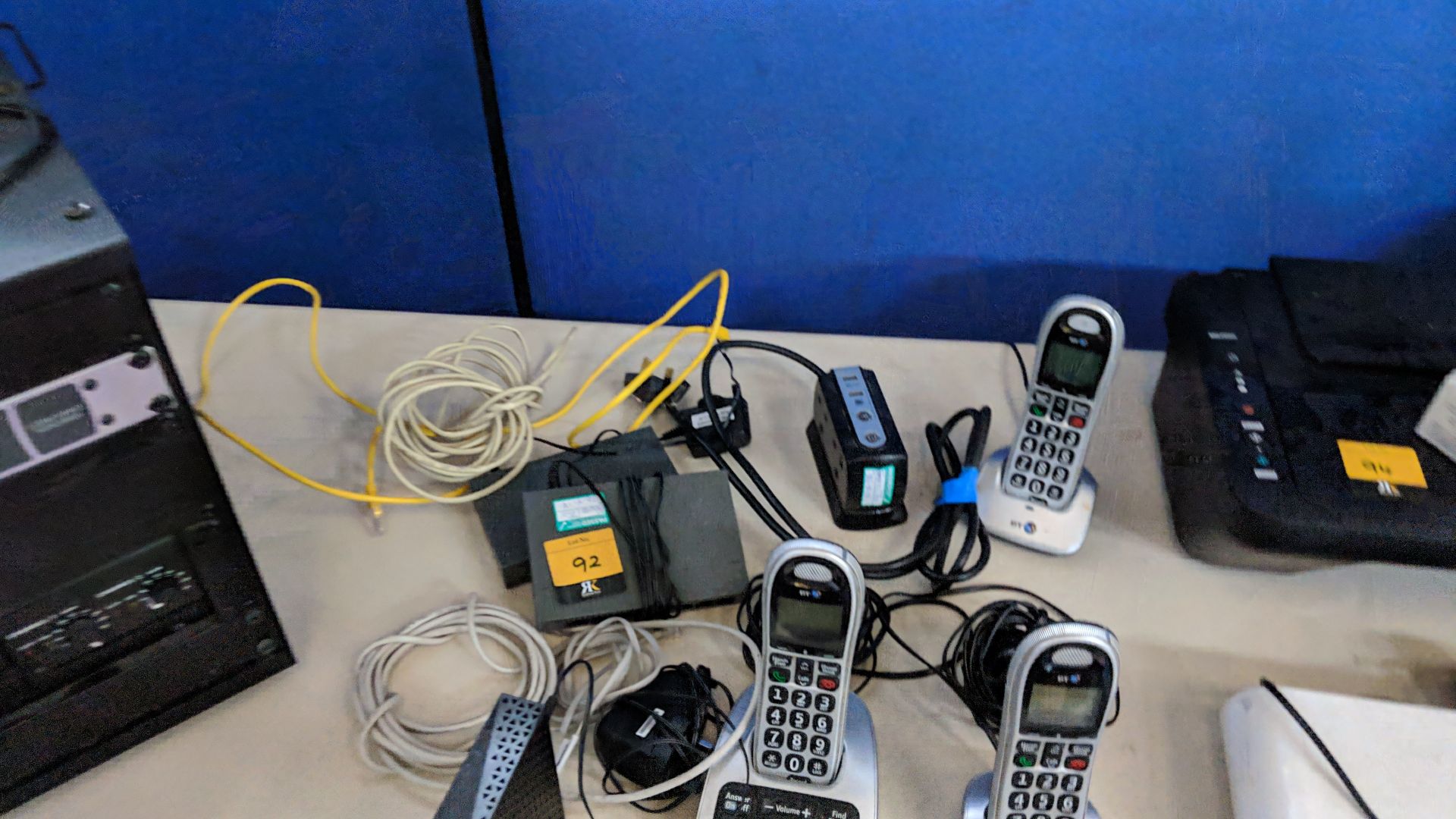 Mixed lot of computer & IT kit comprising 3 off assorted switches & modems plus 3 off DECT telephone - Image 3 of 7