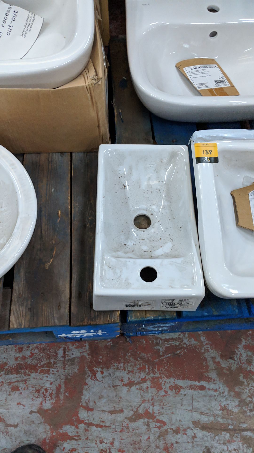 6 assorted basins and cisterns - this lot comprises the contents of a pallet - pallet excluded - Bild 2 aus 9
