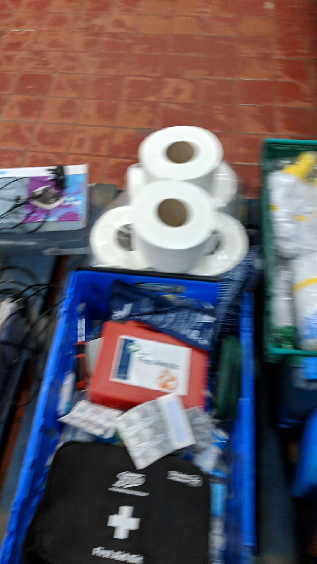 Double row of first aid equipment & cleaning consumables e.g. mop heads & rolls of toilet tissue - Bild 6 aus 9