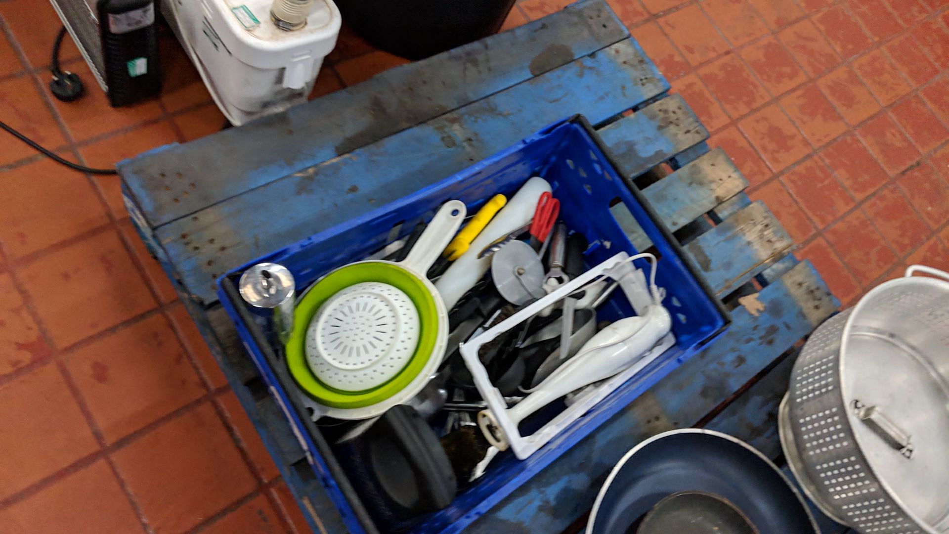 Contents of 2 pallets of assorted catering equipment including chafing dishes, pans, cutlery, long - Image 11 of 11
