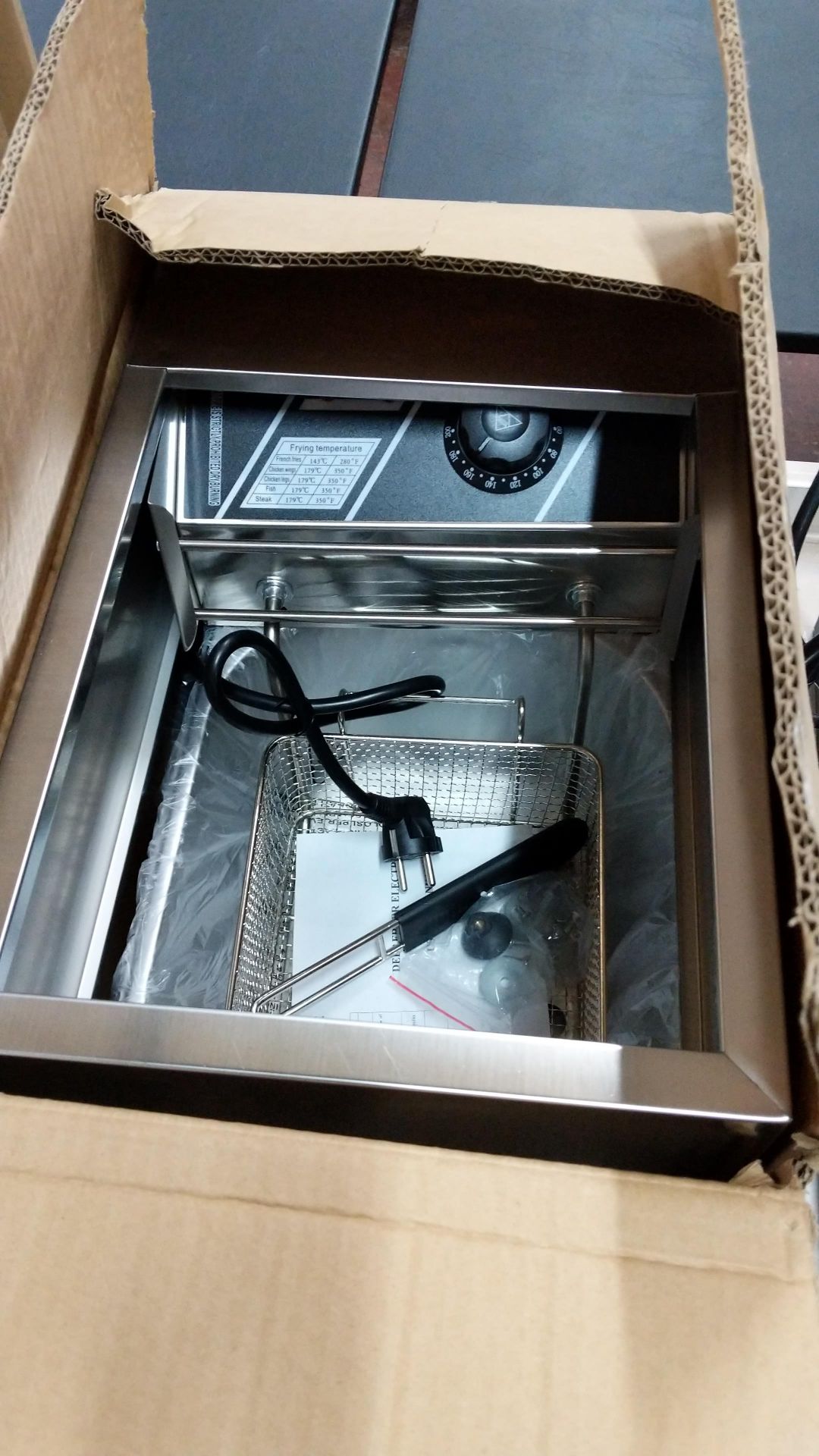 Benchtop stainless steel deep fat fryer, boxed, appears unused IMPORTANT: Please remember goods - Image 3 of 5