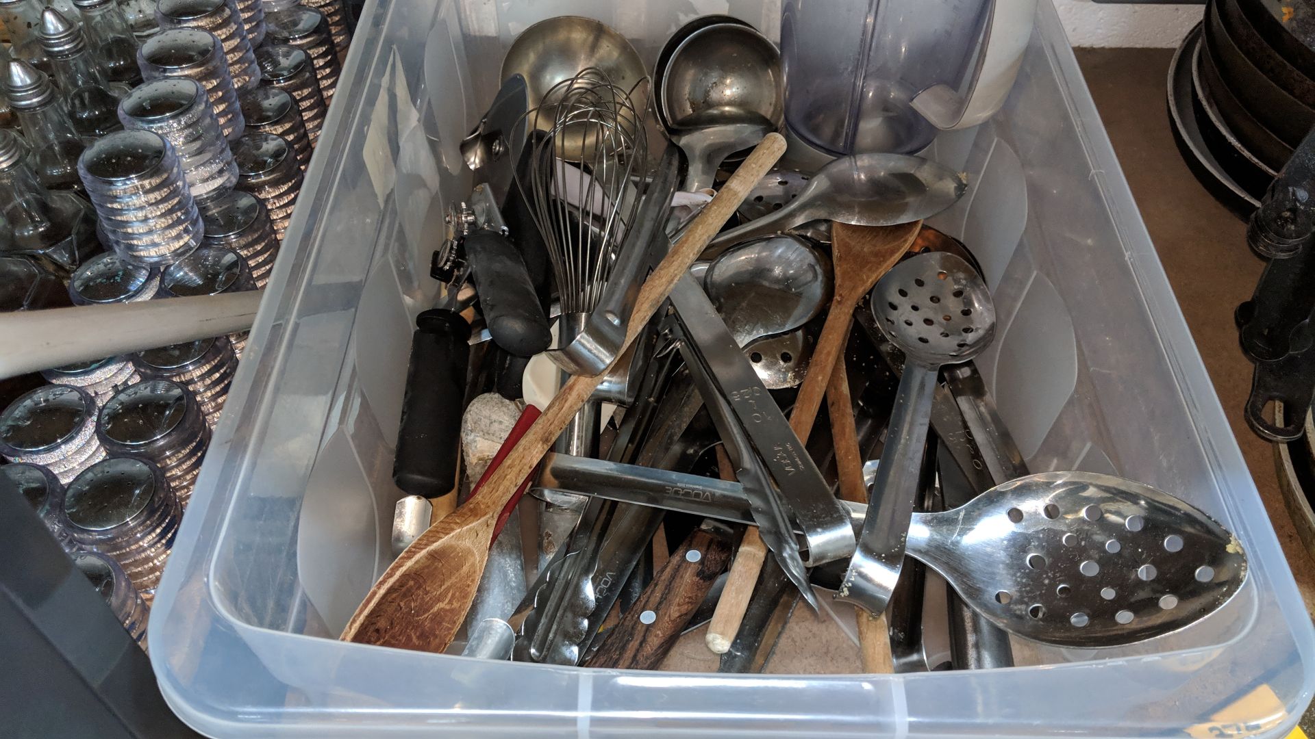 Contents of a crate of assorted ladles, spoons, ice cream scoops, peelers and other kitchen utensils - Bild 2 aus 4