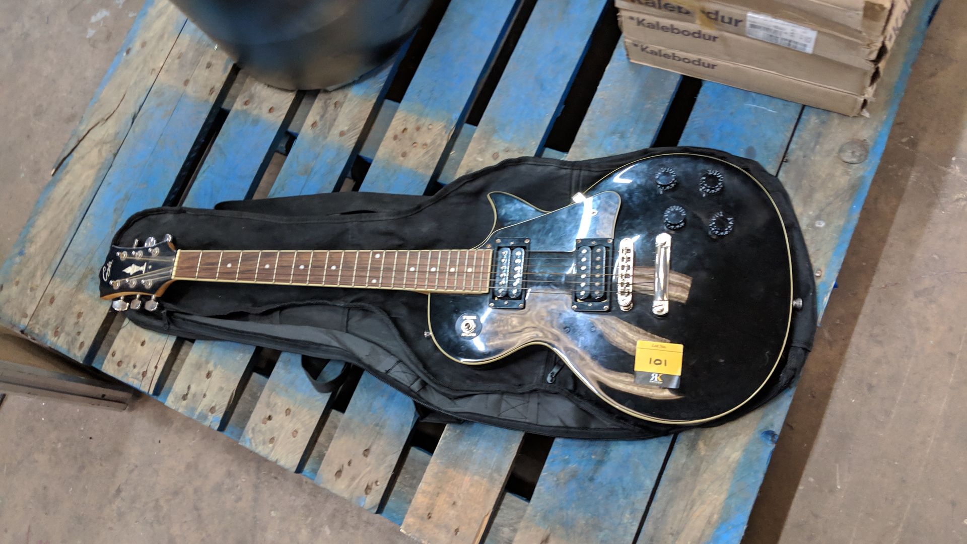 Electric guitar with case Lots 100 - 142 & 146 - 167 are being sold on behalf of a bathroom designer - Image 3 of 4