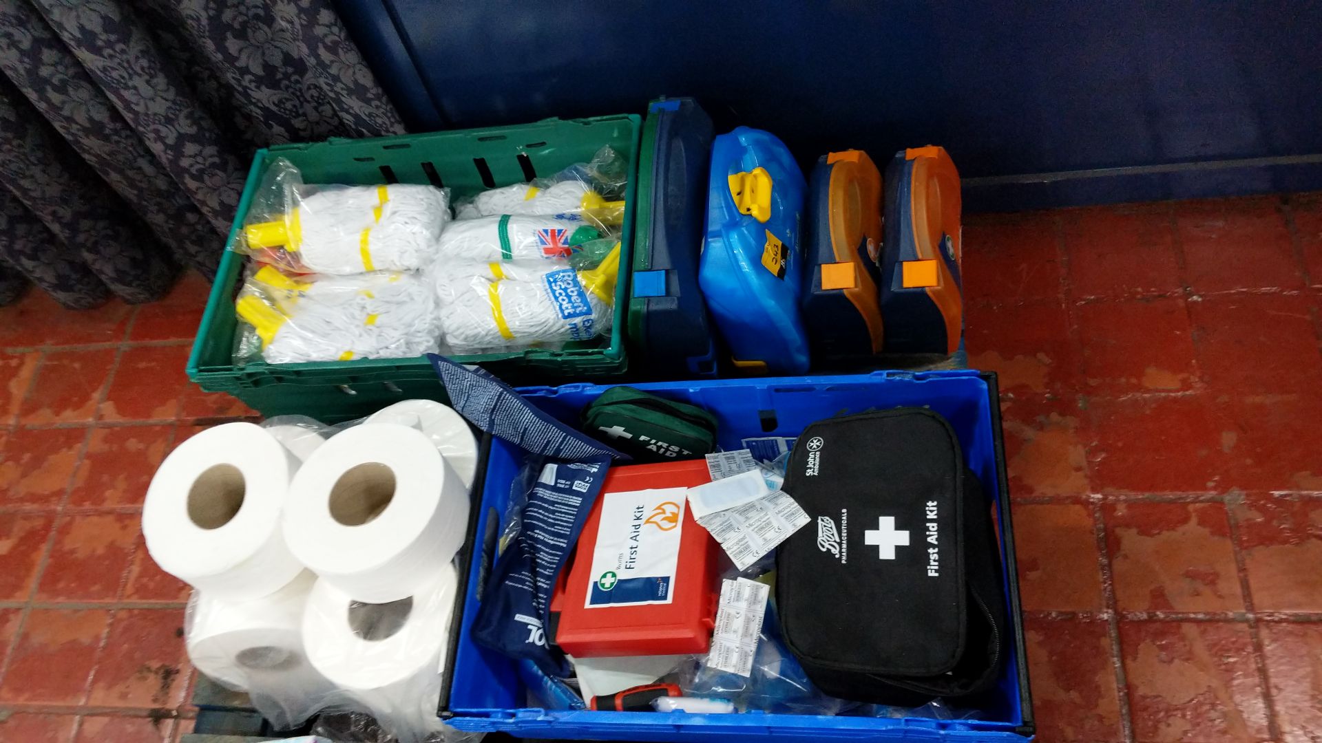 Double row of first aid equipment & cleaning consumables e.g. mop heads & rolls of toilet tissue - Bild 9 aus 9