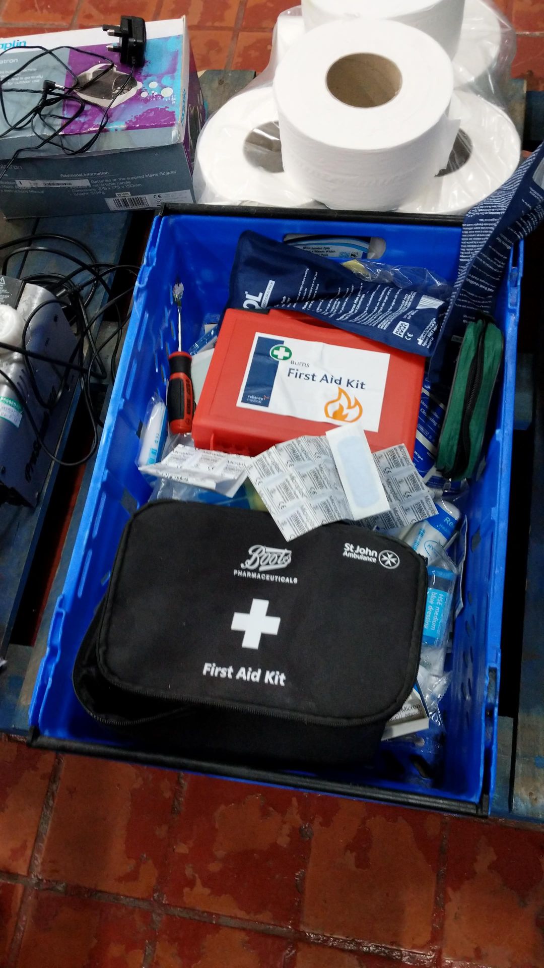 Double row of first aid equipment & cleaning consumables e.g. mop heads & rolls of toilet tissue - Bild 7 aus 9