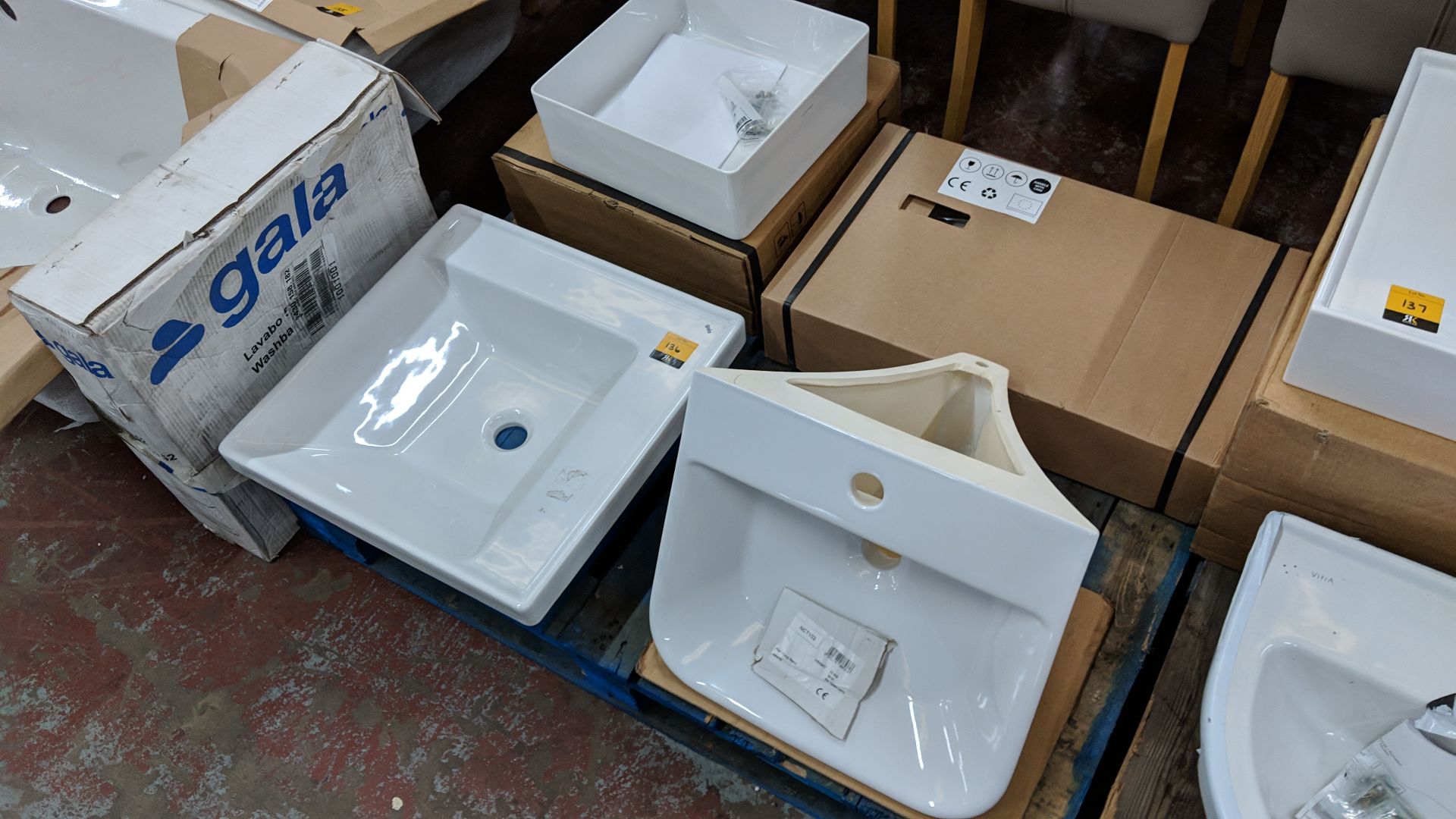 4 assorted basins by Gala, Laufen and others Lots 100 - 142 & 146 - 167 are being sold on behalf - Bild 7 aus 7