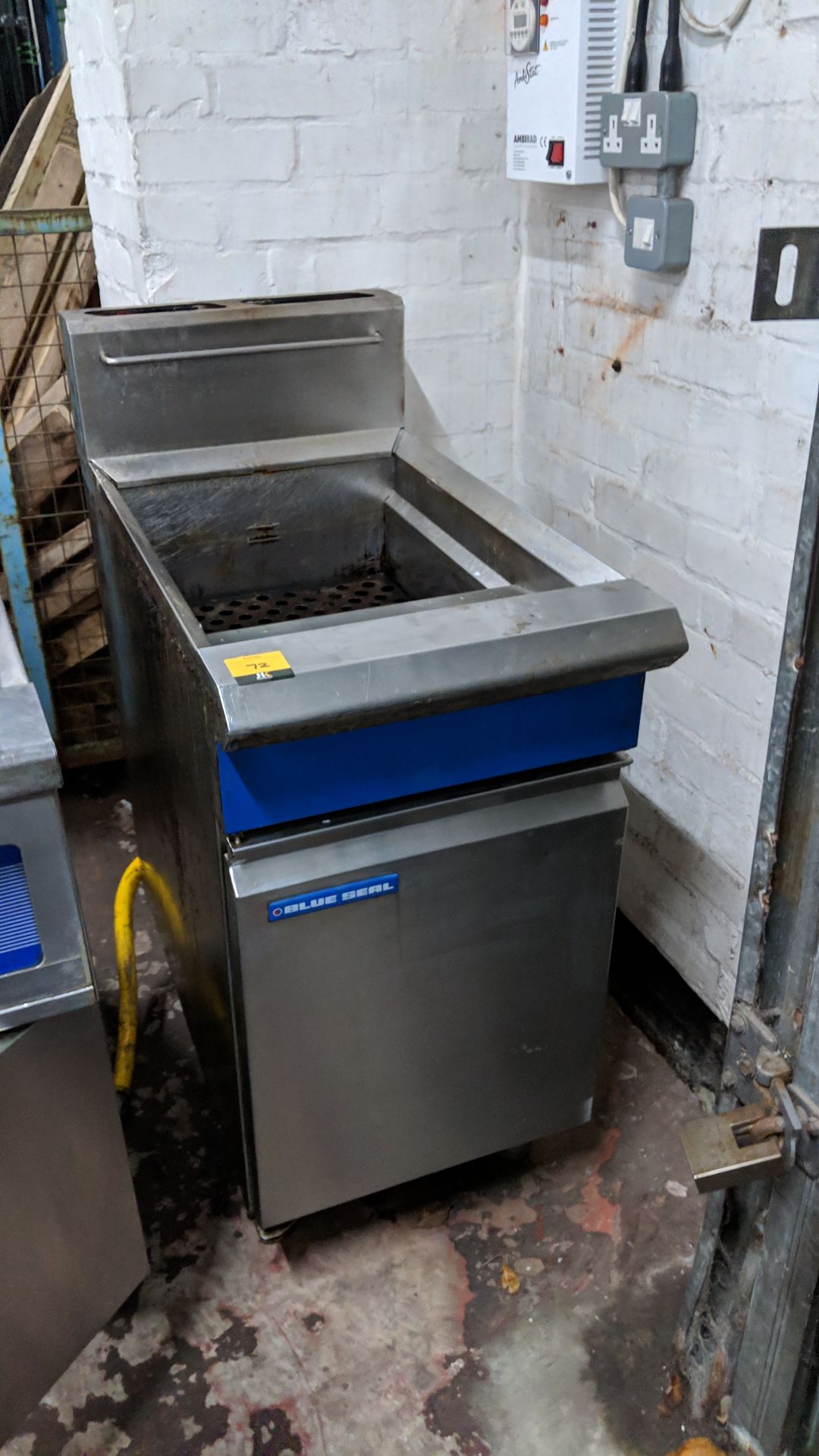 Blue Seal GT45 stainless steel floorstanding fryer IMPORTANT: Please remember goods successfully bid - Image 2 of 6