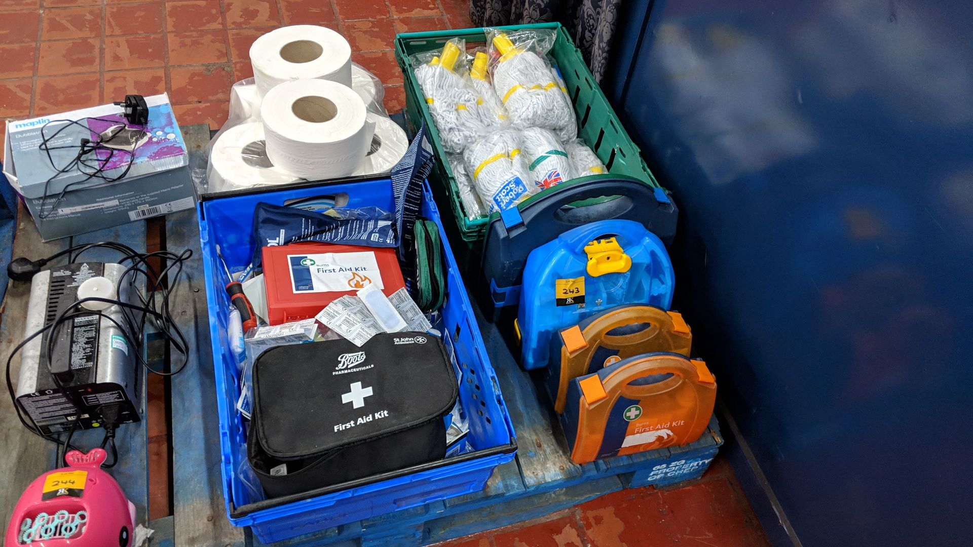 Double row of first aid equipment & cleaning consumables e.g. mop heads & rolls of toilet tissue - Bild 2 aus 9