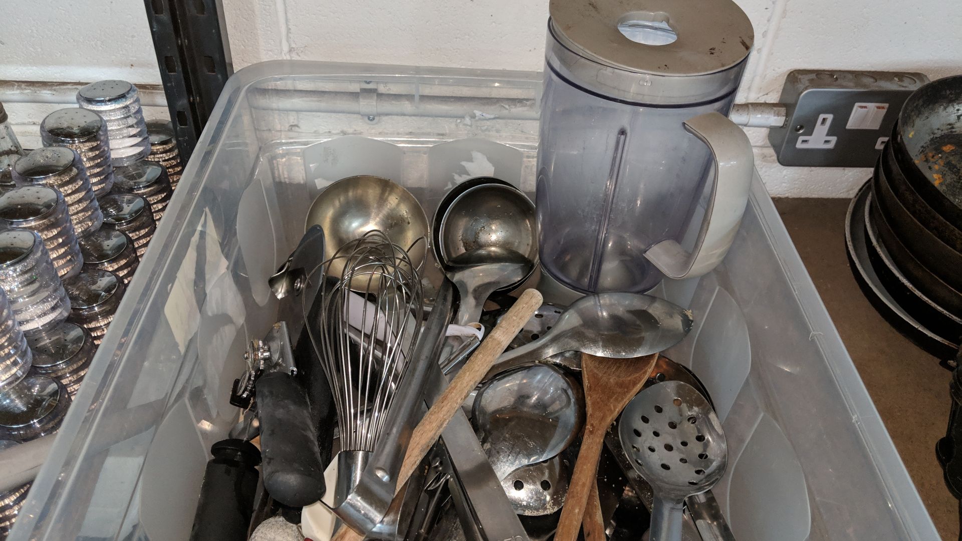 Contents of a crate of assorted ladles, spoons, ice cream scoops, peelers and other kitchen utensils - Bild 3 aus 4