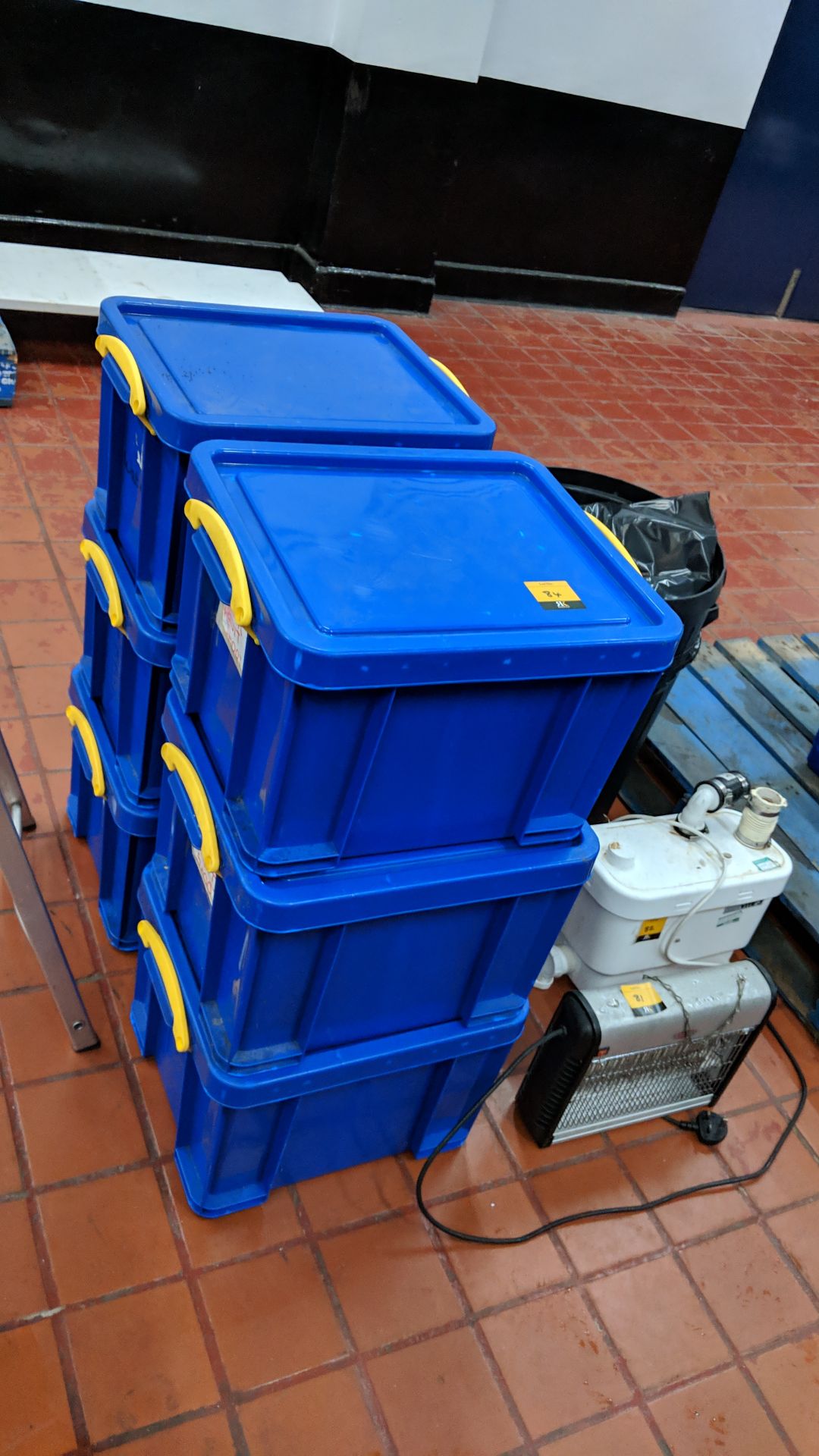 6 off stacking blue plastic storage containers with lids & handles Lots 80 - 95 & 168 - 249 - Image 5 of 5