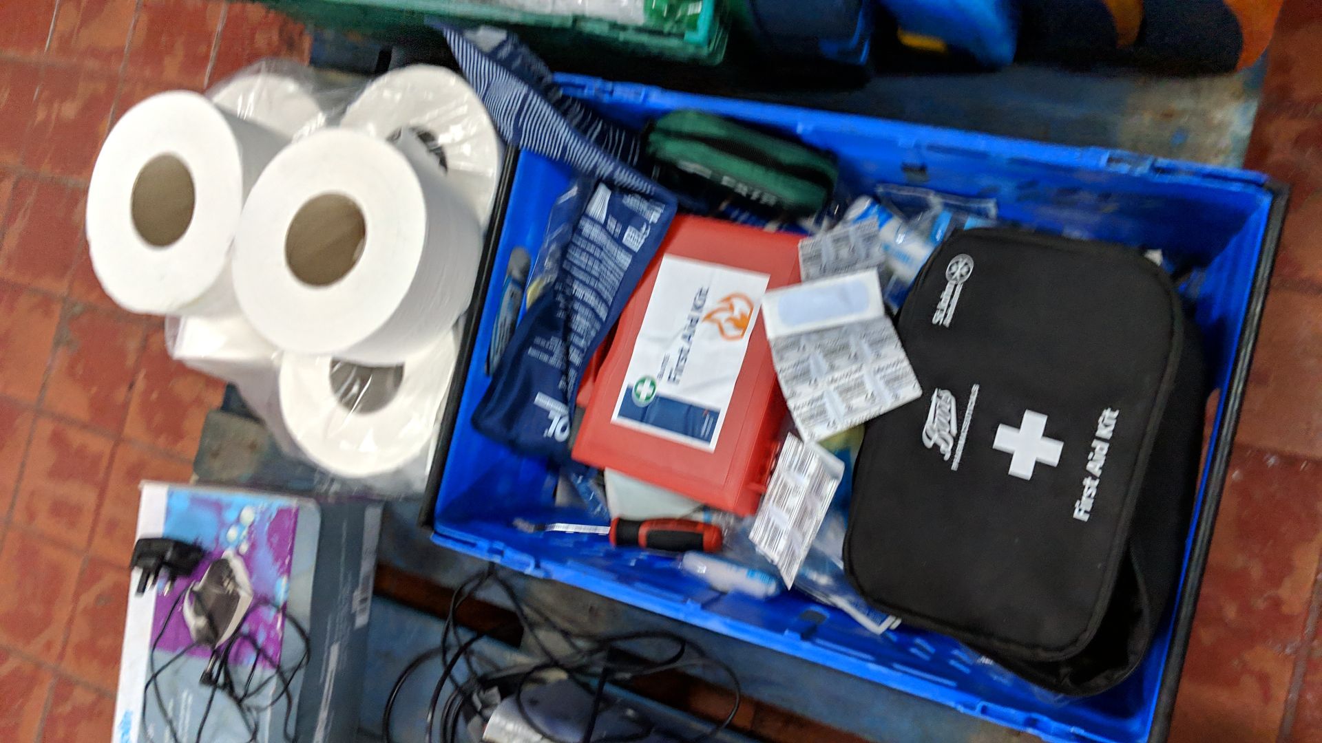 Double row of first aid equipment & cleaning consumables e.g. mop heads & rolls of toilet tissue - Bild 8 aus 9