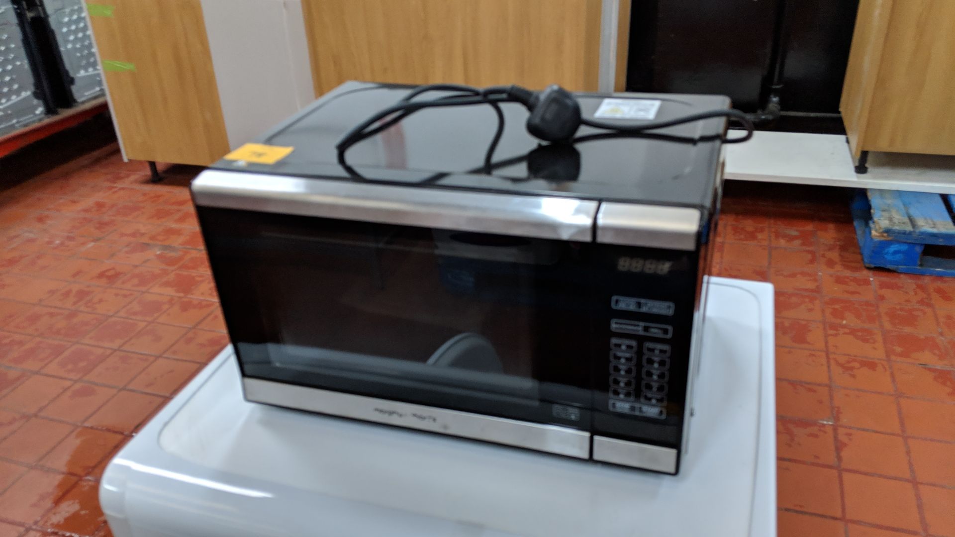 Morphy Richards microwave oven with grill model EG820CPT IMPORTANT: Please remember goods - Image 2 of 6