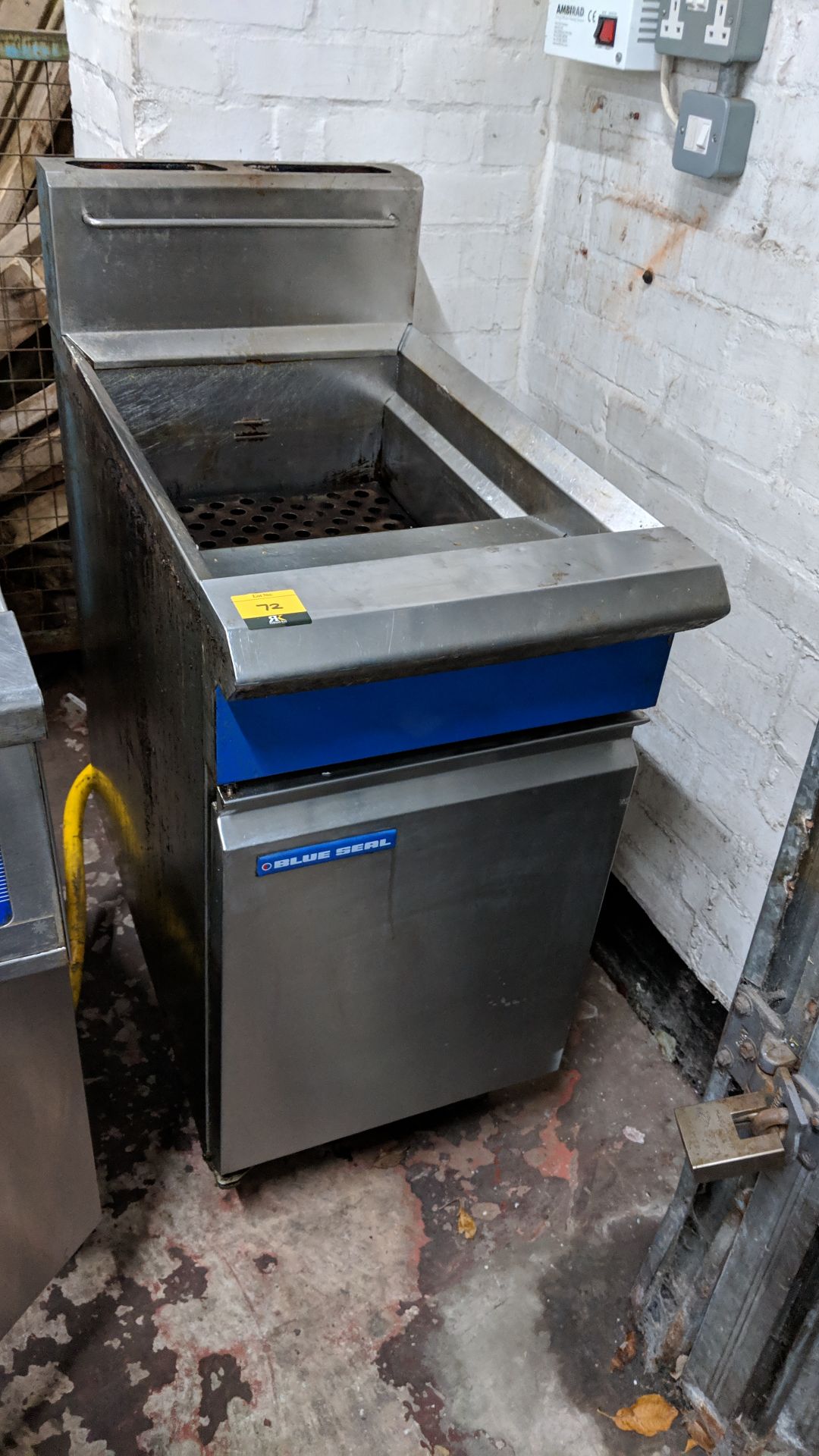 Blue Seal GT45 stainless steel floorstanding fryer IMPORTANT: Please remember goods successfully bid - Image 4 of 6