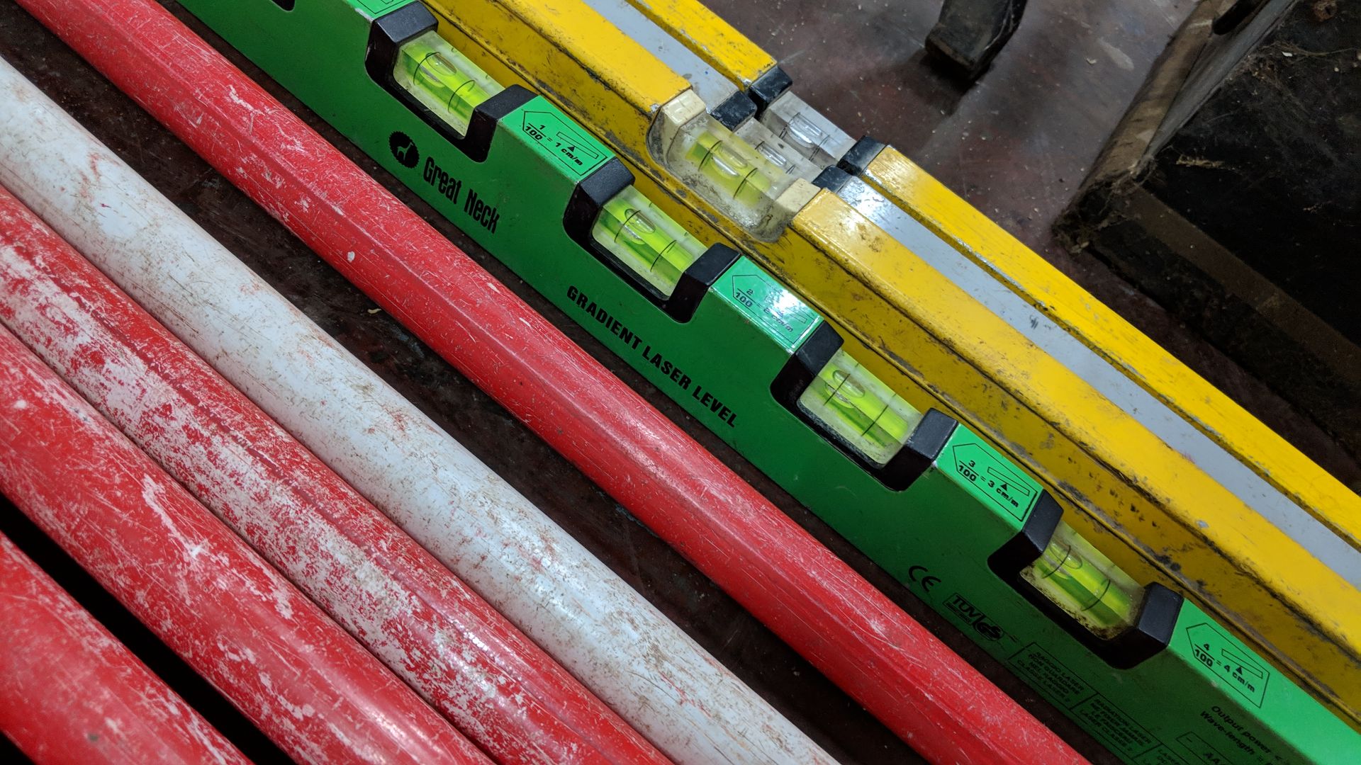 Quantity of large metal pins, red & white posts & 4 spirit levels/laser levels IMPORTANT: Please - Image 6 of 11