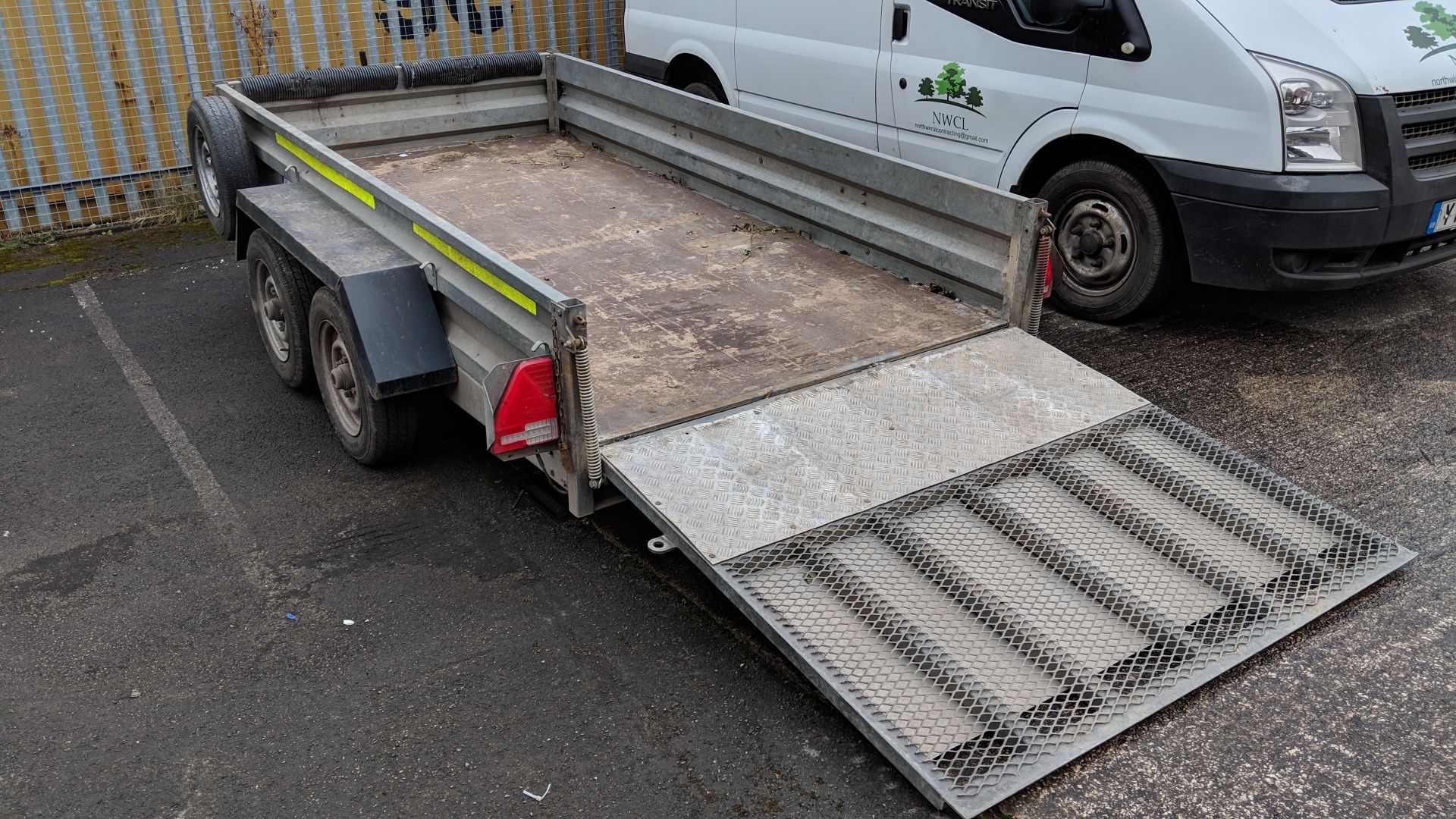 Indespension 2600kg twin axle 10x5 trailer with fold down loading ramp at one end, marked Type V7 on - Image 13 of 17