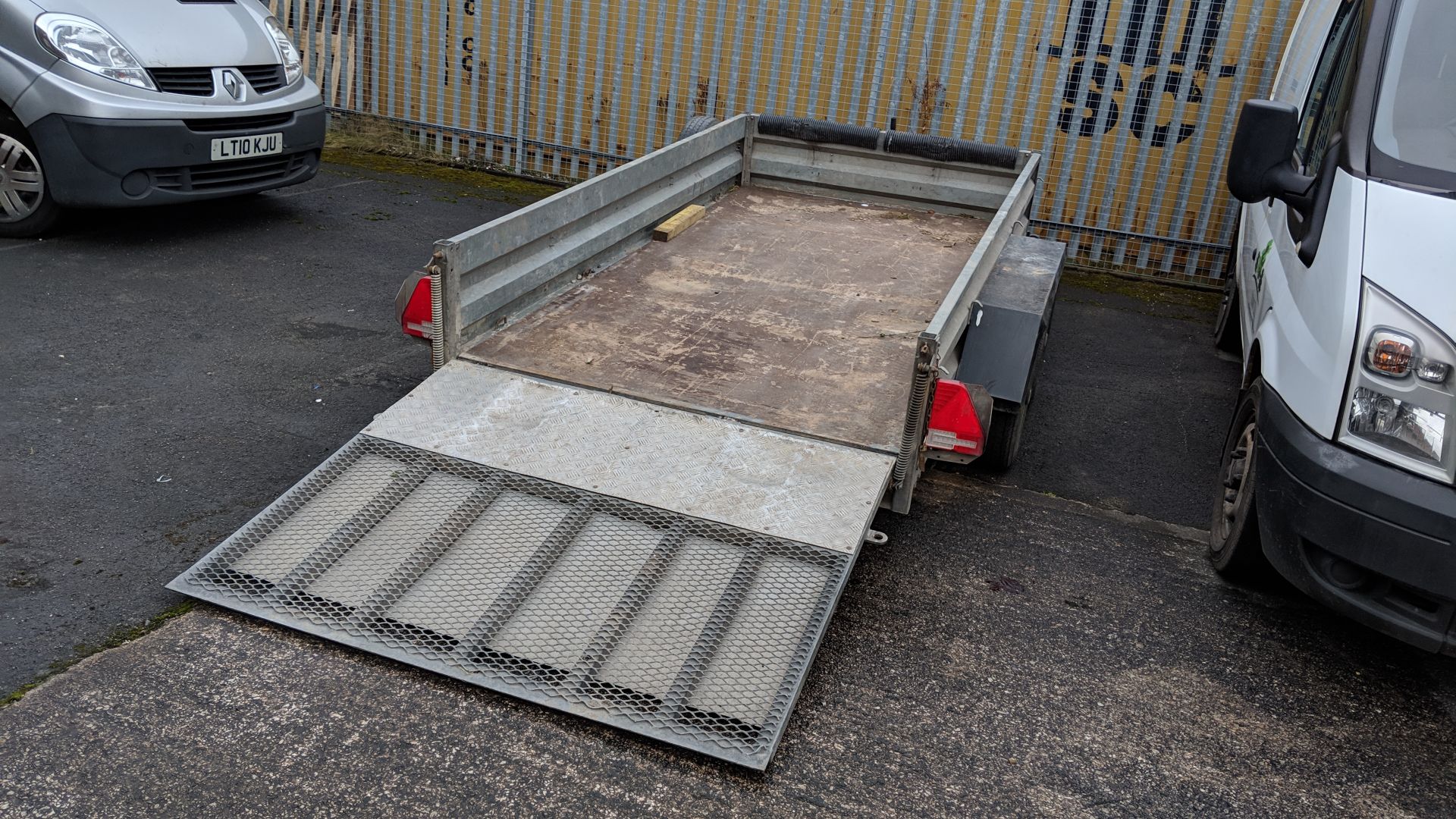 Indespension 2600kg twin axle 10x5 trailer with fold down loading ramp at one end, marked Type V7 on - Image 10 of 17