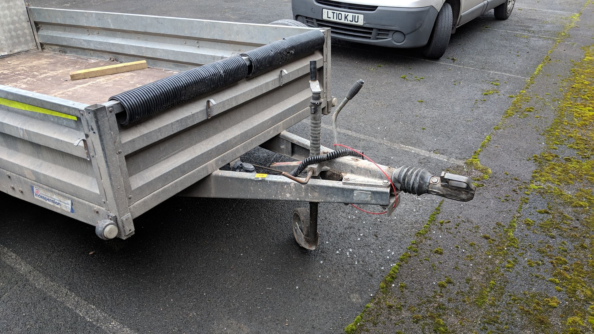 Indespension 2600kg twin axle 10x5 trailer with fold down loading ramp at one end, marked Type V7 on - Image 5 of 17