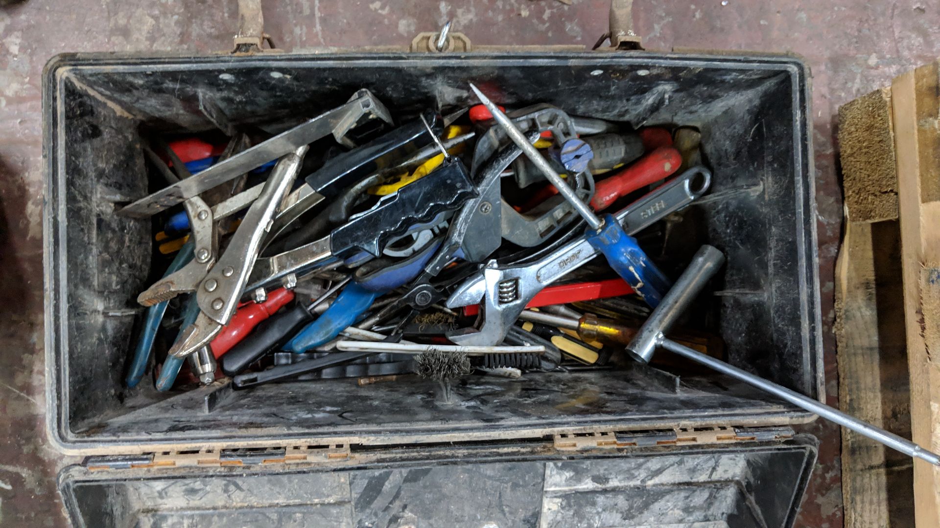6 assorted size tool boxes & their contents of hand tools & other items IMPORTANT: Please remember - Image 6 of 14