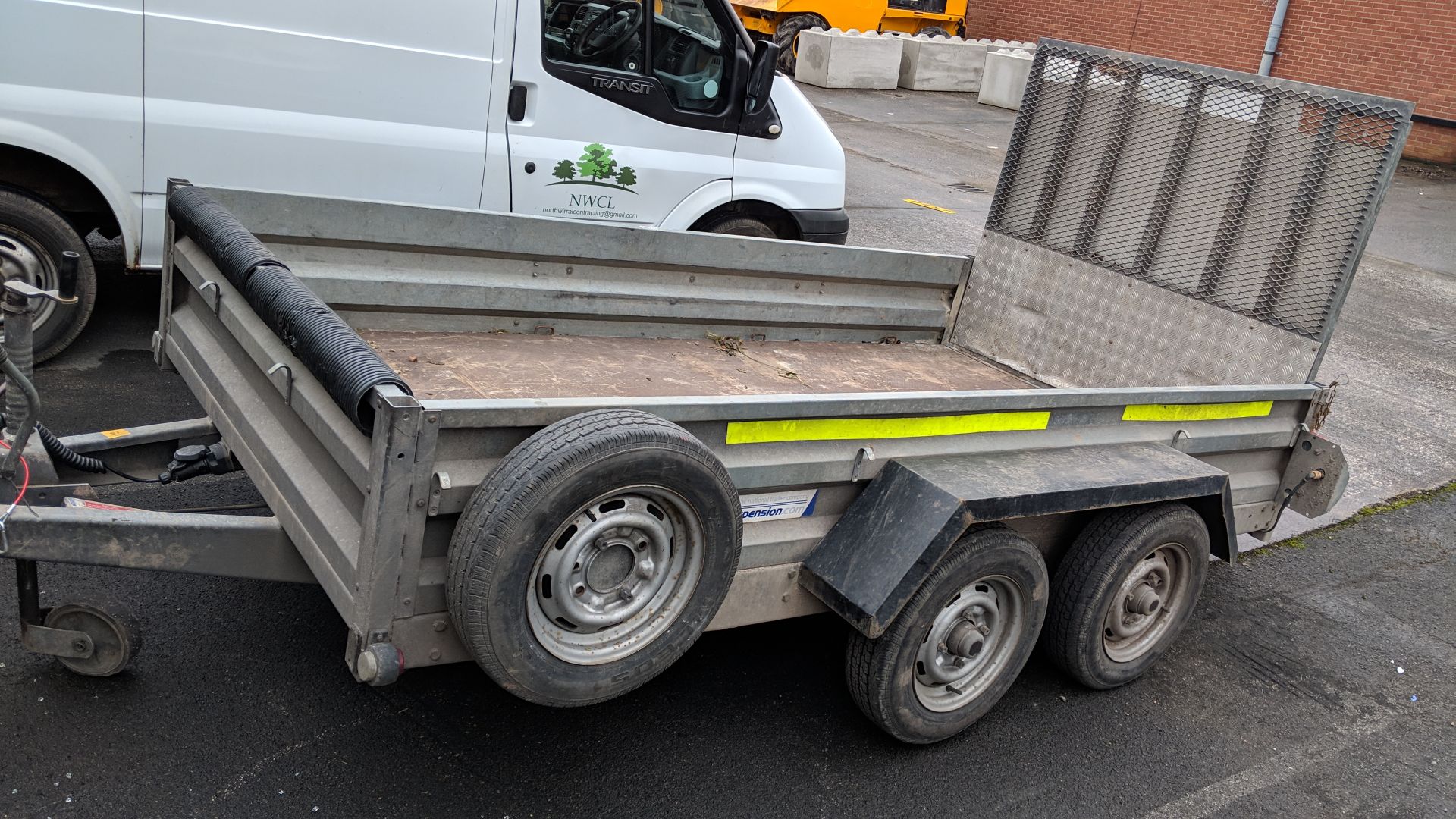 Indespension 2600kg twin axle 10x5 trailer with fold down loading ramp at one end, marked Type V7 on - Image 9 of 17