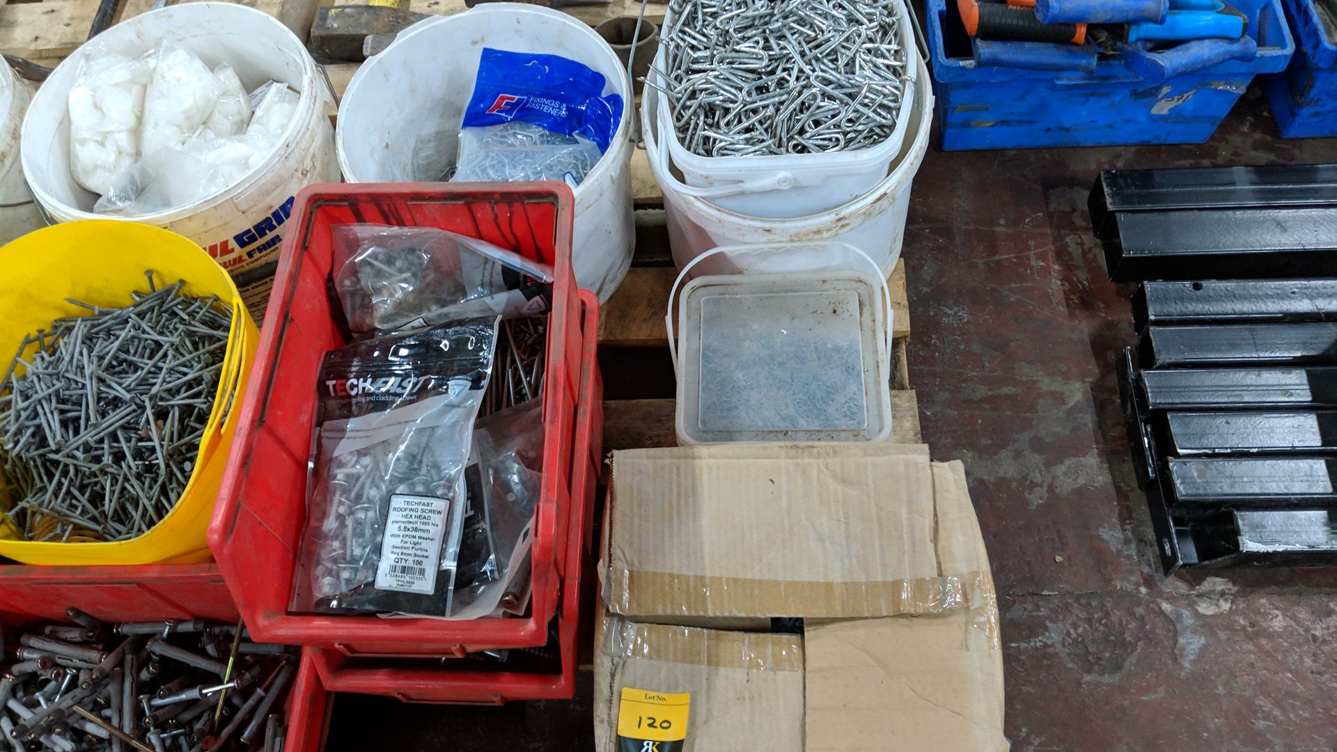 Contents of a pallet of assorted fixings, including screws, clips, pins & more - pallet excluded - Image 4 of 10