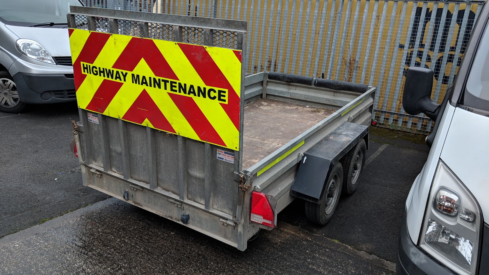 Indespension 2600kg twin axle 10x5 trailer with fold down loading ramp at one end, marked Type V7 on - Image 14 of 17