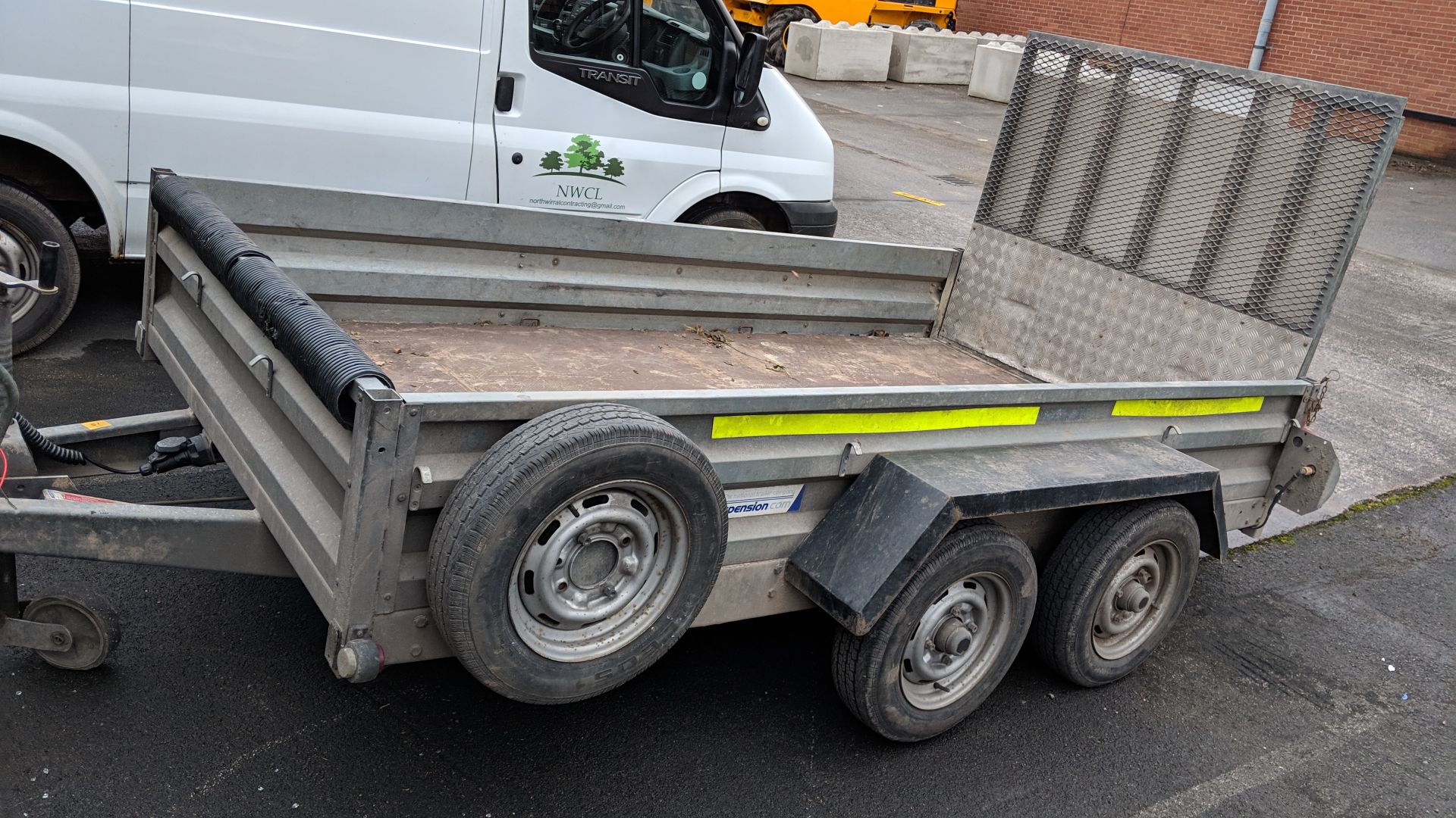 Indespension 2600kg twin axle 10x5 trailer with fold down loading ramp at one end, marked Type V7 on - Image 8 of 17