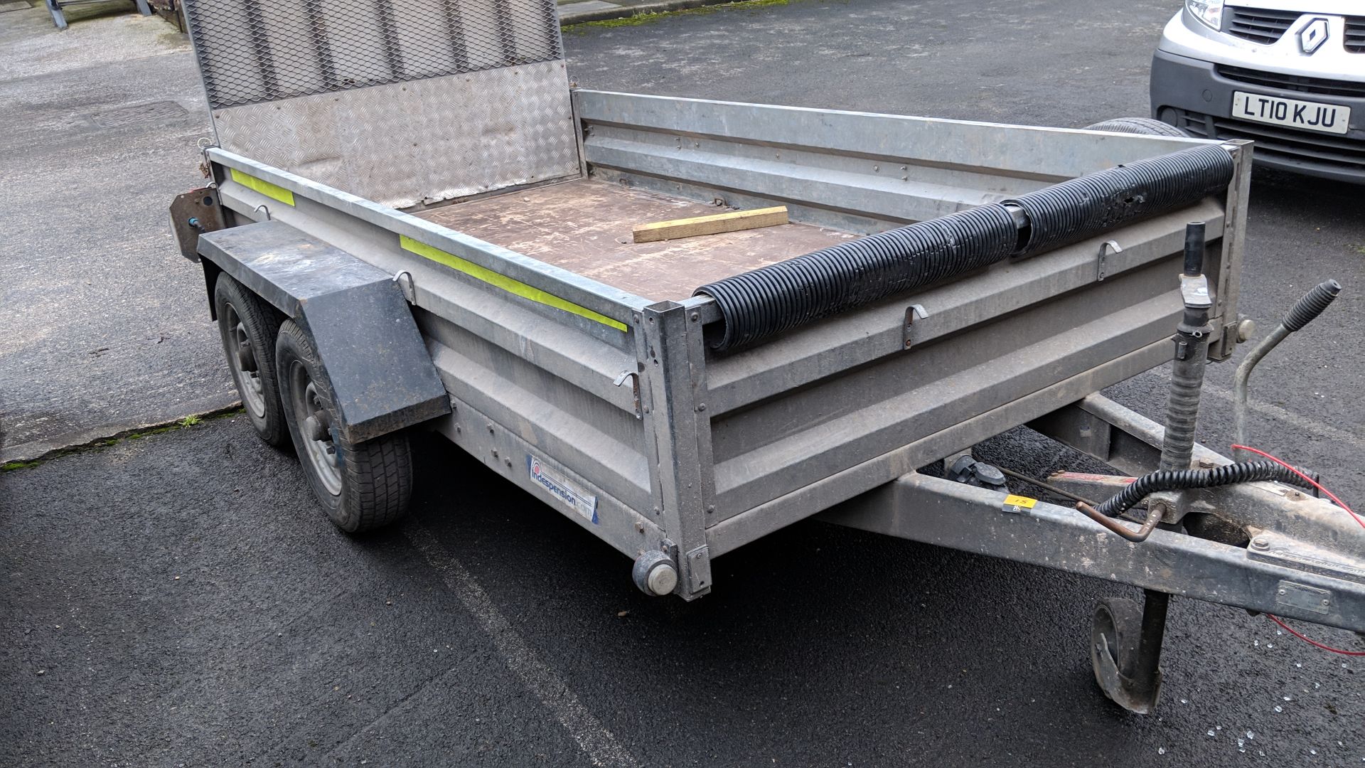 Indespension 2600kg twin axle 10x5 trailer with fold down loading ramp at one end, marked Type V7 on - Image 3 of 17