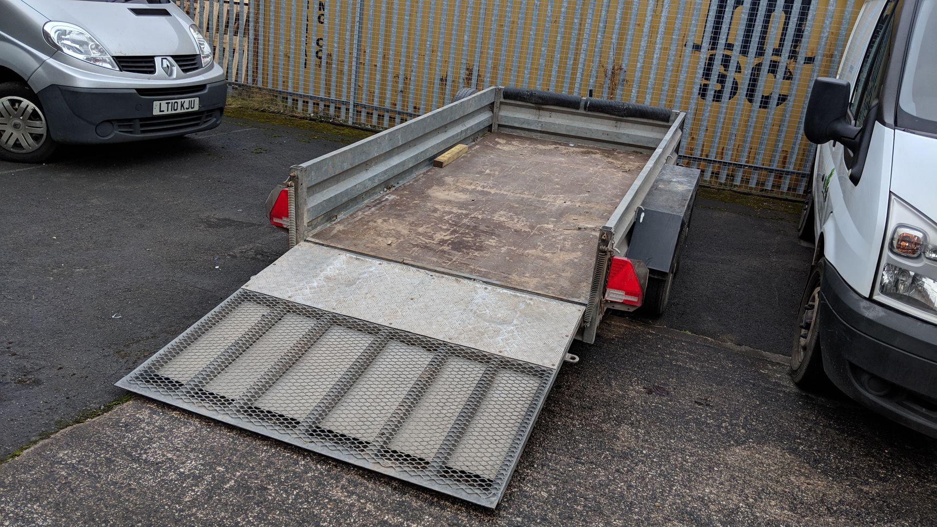 Indespension 2600kg twin axle 10x5 trailer with fold down loading ramp at one end, marked Type V7 on - Image 11 of 17