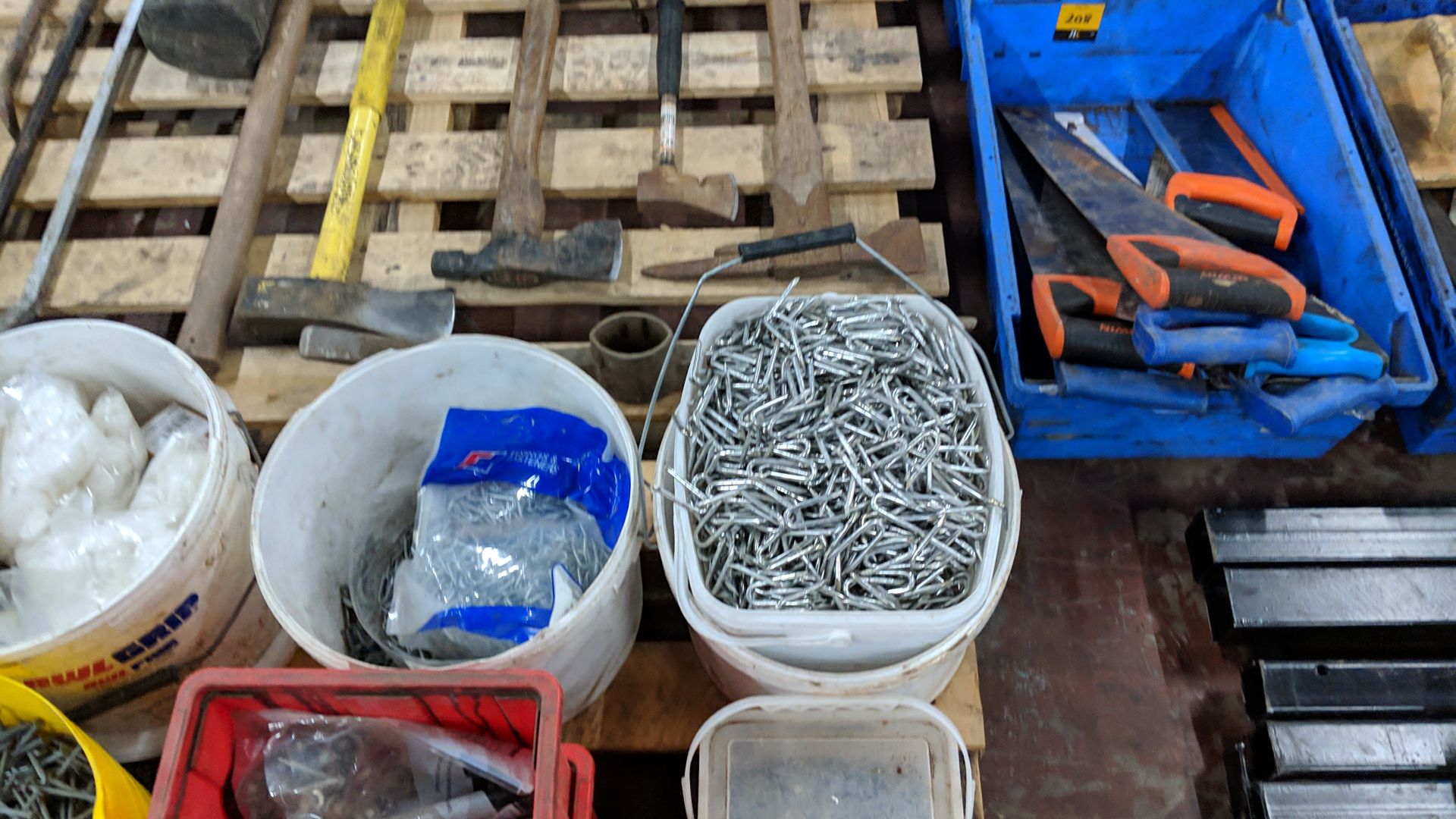 Contents of a pallet of assorted fixings, including screws, clips, pins & more - pallet excluded - Image 5 of 10