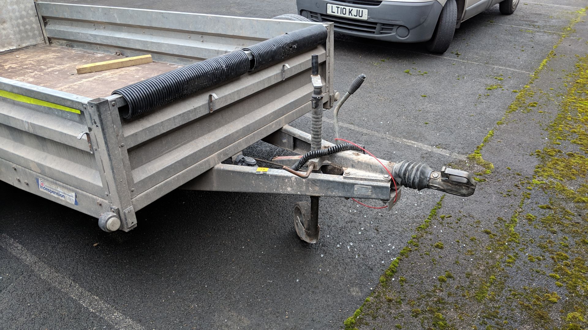 Indespension 2600kg twin axle 10x5 trailer with fold down loading ramp at one end, marked Type V7 on - Image 4 of 17